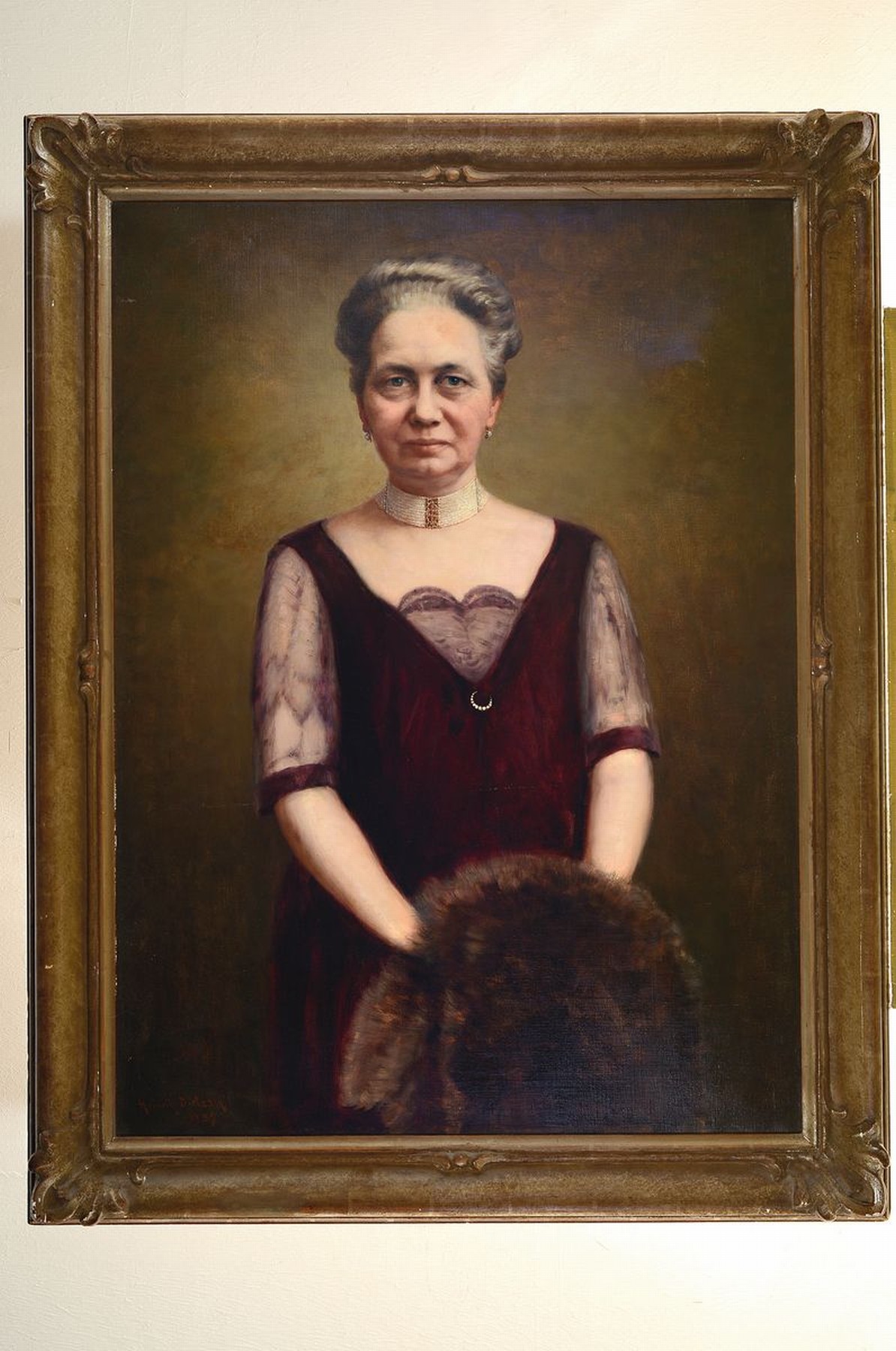 Detail k: Heinrich Dietzsch, 1882 Kassel - 1956 Rotenburg/Fulda, Bildnis einer älteren Dame mit auffälligem Collier, Kniestück, repräsentatives Porträt ...