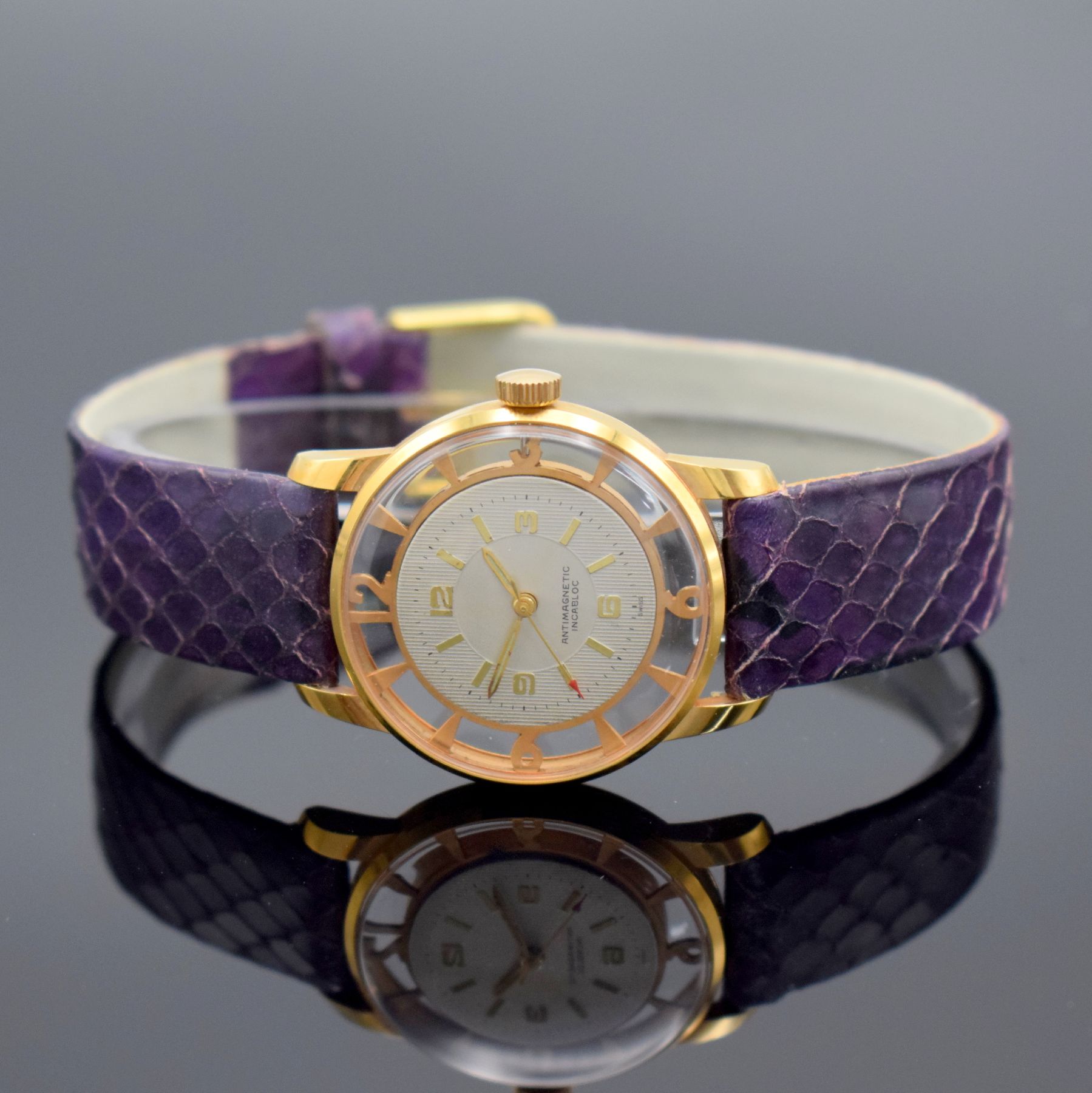 Detail a: Ausgefallene Armbanduhr sog. Cocktail Watch, Schweiz um 1960, Handaufzug, verg. durchbr. Geh., silb. Zifferbl. m. aufges. Std.-Ind., gold. Zeiger, ...