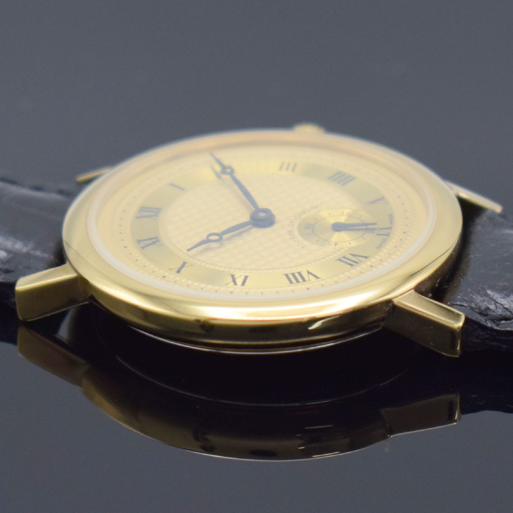Detail e: Herrenarmbanduhr mit Kaliber Peseux 7046, Schweiz um 1990, Handaufzug, verg. Gehäuse, Stahlboden gedr., verg. guill. Zifferbl. mit röm. Zahlen, ...