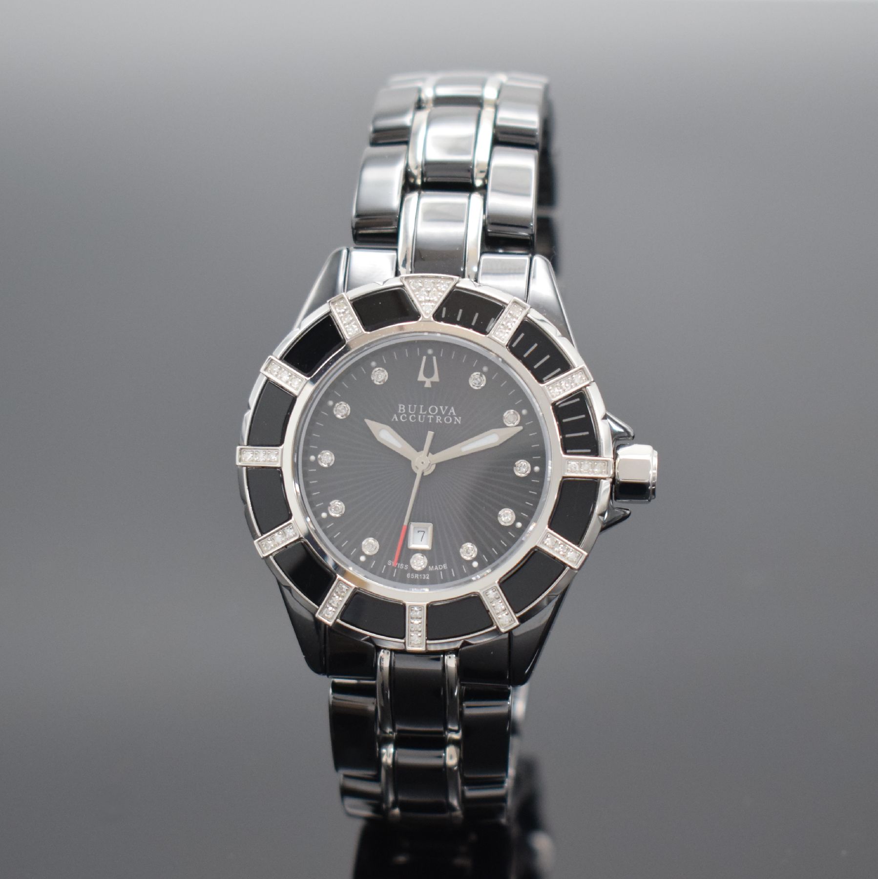 BULOVA Accutron Damenarmbanduhr in Keramik, Schweiz um 2010, quarz, Keramikgeh. inkl. Keramikband, eins. drehb. Lünette & Zifferbl. m. Diamanten ...