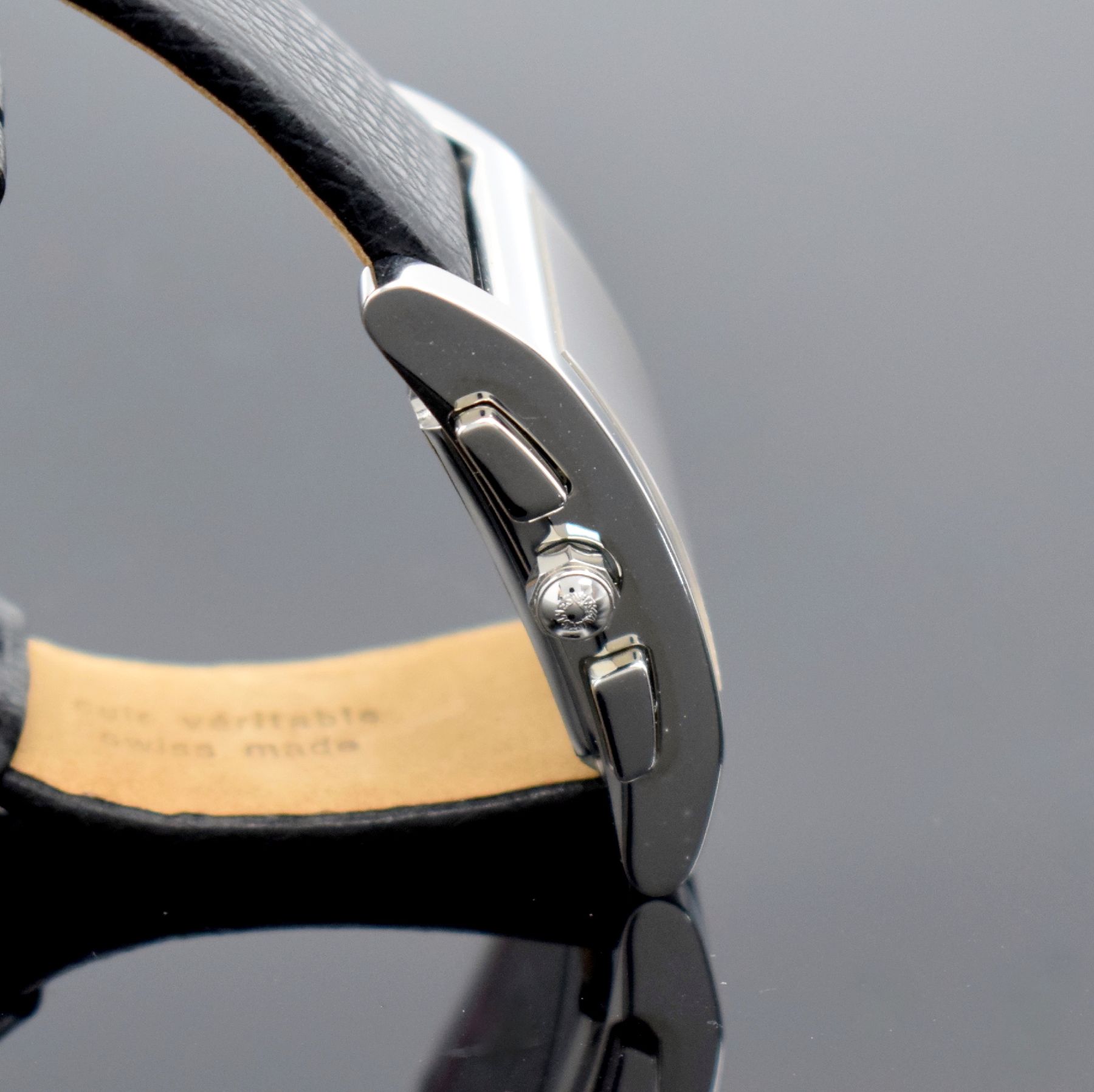 Detail e: LONGINES FIFA 100 Years Armbandchronograph, Schweiz 2004, quarz, Ref. L5.668.4, Edelstahlgeh., verschr. Boden sign. "54th Ordinary Congress - ...