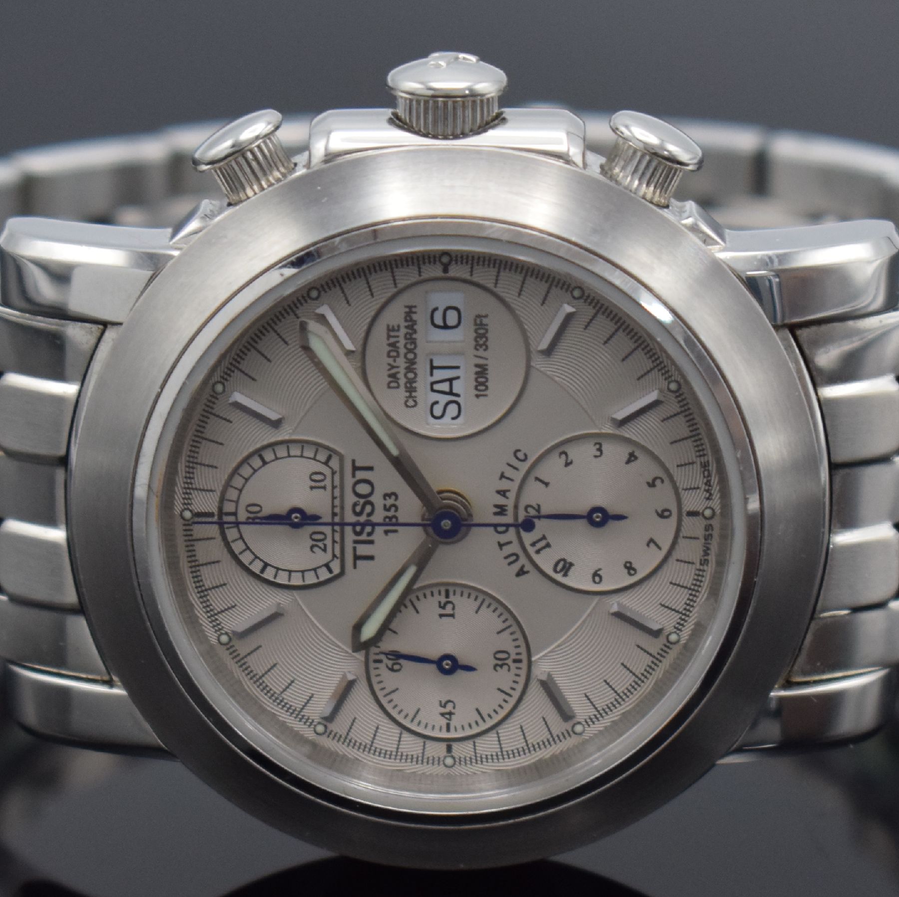 Detail a: TISSOT Day-Date Chronograph Herrenarmbanduhr, Schweiz um 2010, Automatik, massives beids. vergl. Geh. in Edelstahl, orig. Gliederband m. dopp. ...
