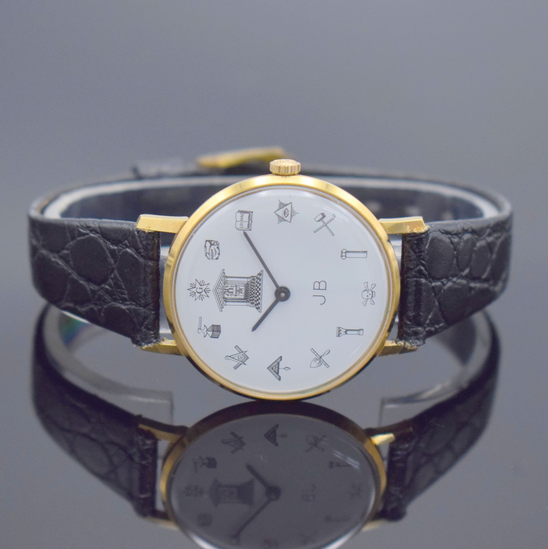 Detail b: JB Freimaurer vergoldete Armbanduhr, Schweiz um 1970, Handaufzug, Edelstahlboden aufgedr., weißes Zifferbl. m. Freimaurer Symbolen, geschw. Zeiger, ...