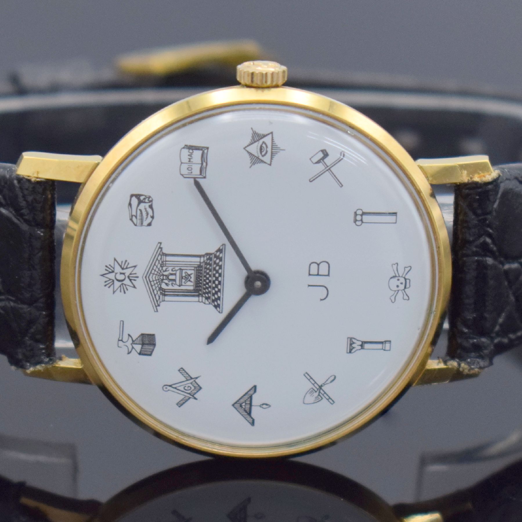 Detail c: JB Freimaurer vergoldete Armbanduhr, Schweiz um 1970, Handaufzug, Edelstahlboden aufgedr., weißes Zifferbl. m. Freimaurer Symbolen, geschw. Zeiger, ...