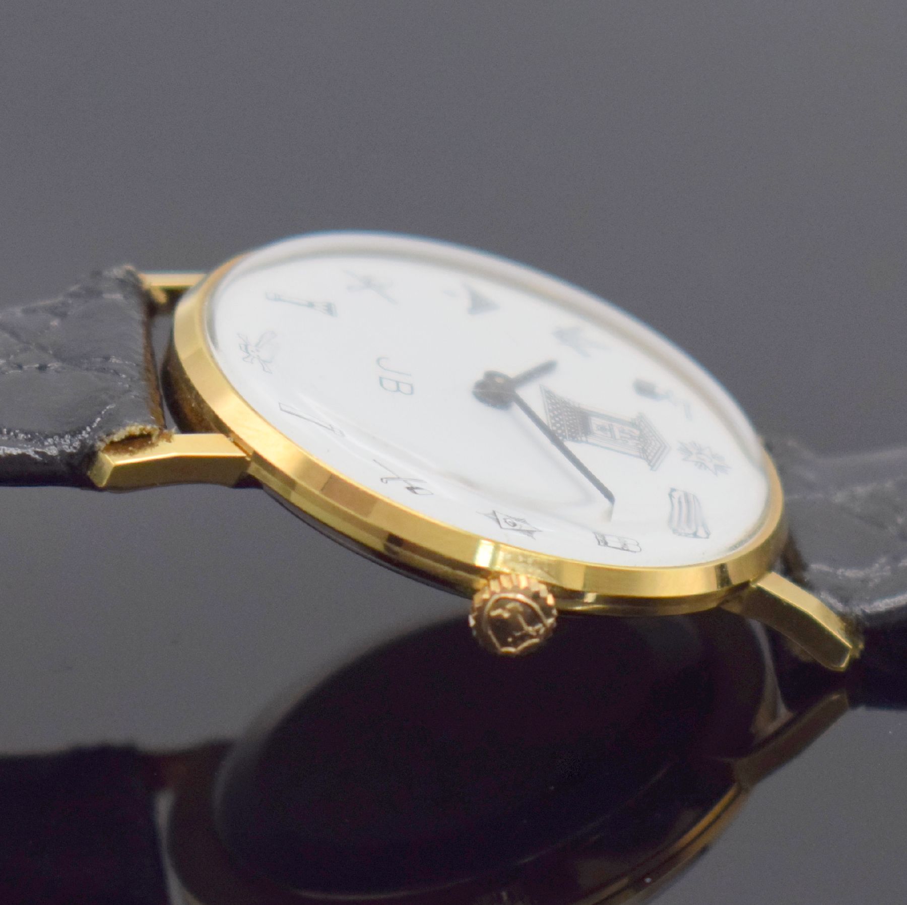 Detail d: JB Freimaurer vergoldete Armbanduhr, Schweiz um 1970, Handaufzug, Edelstahlboden aufgedr., weißes Zifferbl. m. Freimaurer Symbolen, geschw. Zeiger, ...