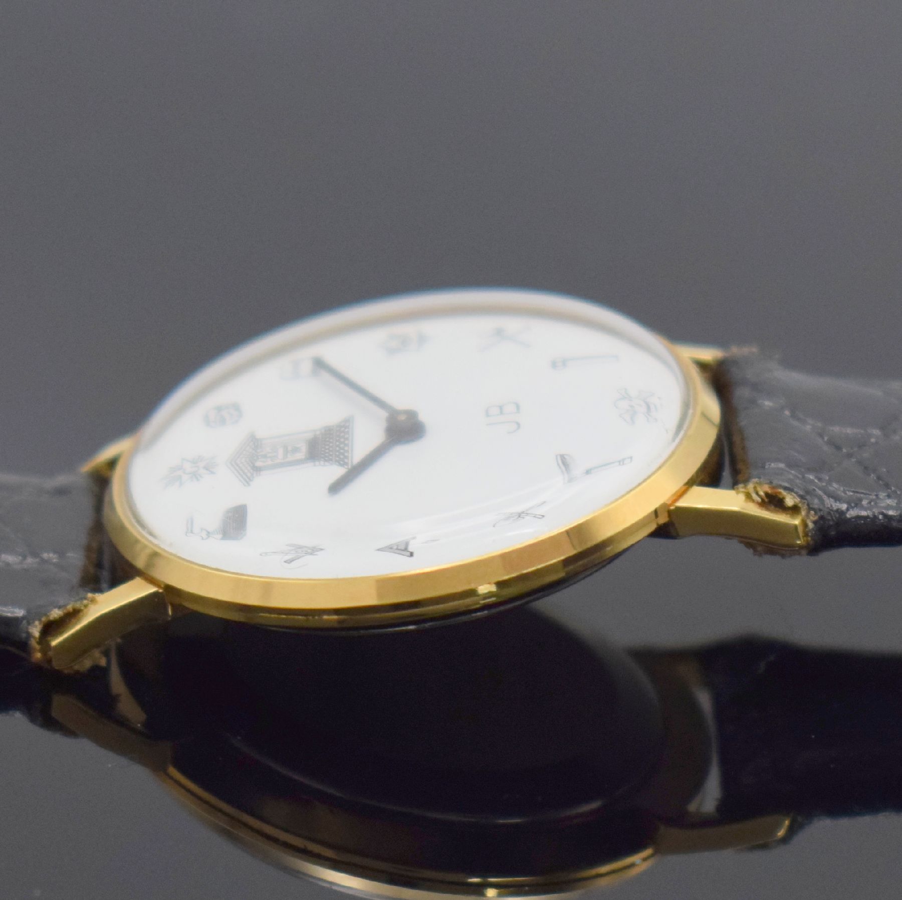 Detail e: JB Freimaurer vergoldete Armbanduhr, Schweiz um 1970, Handaufzug, Edelstahlboden aufgedr., weißes Zifferbl. m. Freimaurer Symbolen, geschw. Zeiger, ...
