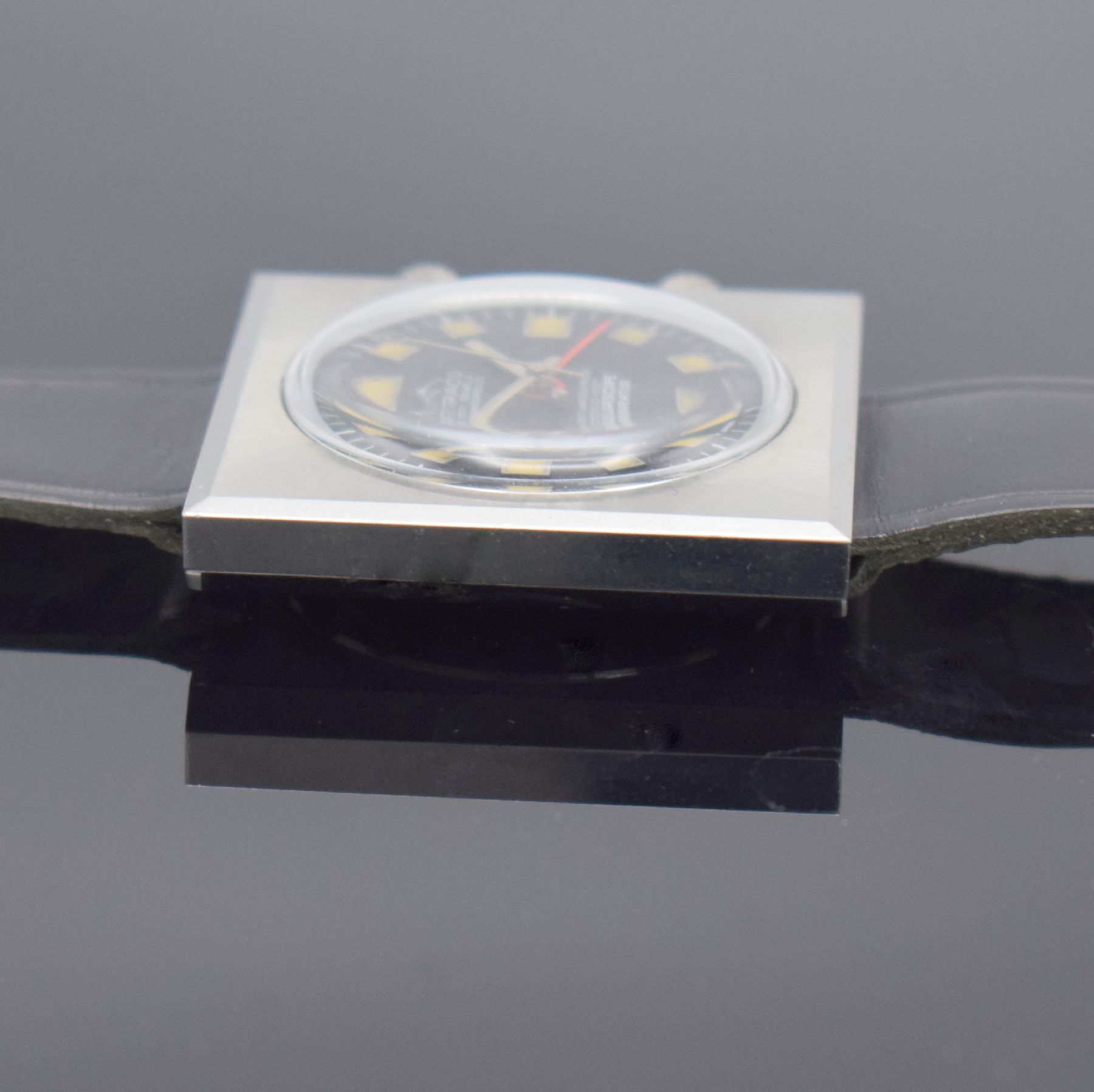 Detail d: ITRACO Aquascope Vibrator Herrenarmbanduhr mit Wecker, Schweiz um 1965, Handaufzug, Edelstahlgeh., verschr. Boden, Krone f. Aufzug & Zeigerst. b. 4, ...