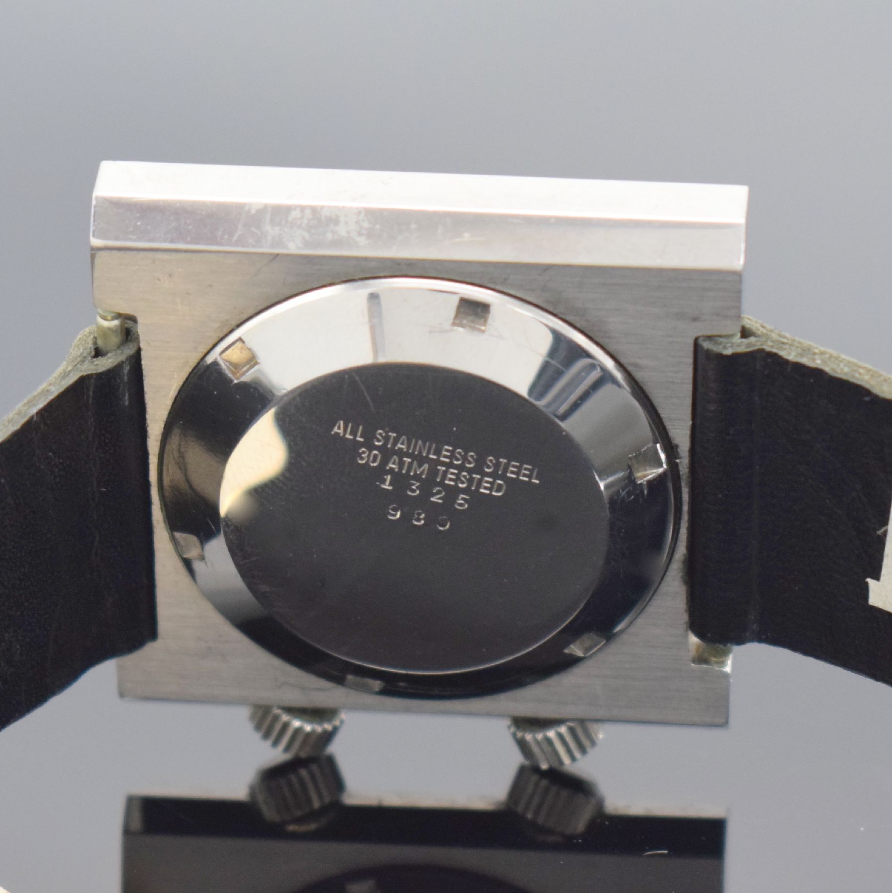 Detail e: ITRACO Aquascope Vibrator Herrenarmbanduhr mit Wecker, Schweiz um 1965, Handaufzug, Edelstahlgeh., verschr. Boden, Krone f. Aufzug & Zeigerst. b. 4, ...