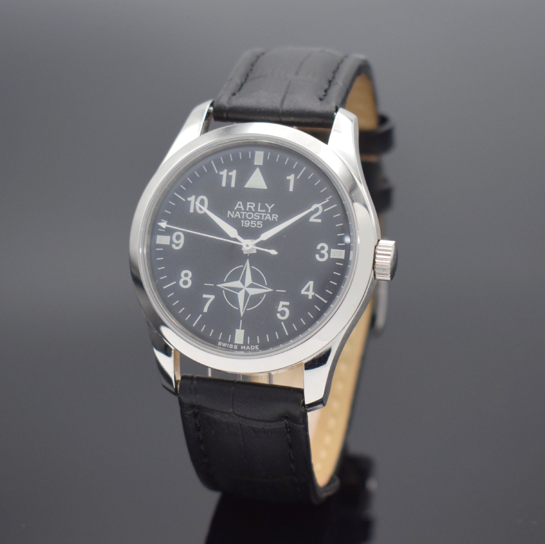 ARLY Natostar Herrenarmbanduhr, Werk Schweiz um 1955, Handaufzug, verschr. Boden & Geh. später, schwarzes Zifferbl. m. arab. Zahlen, weiße Zeiger, ...
