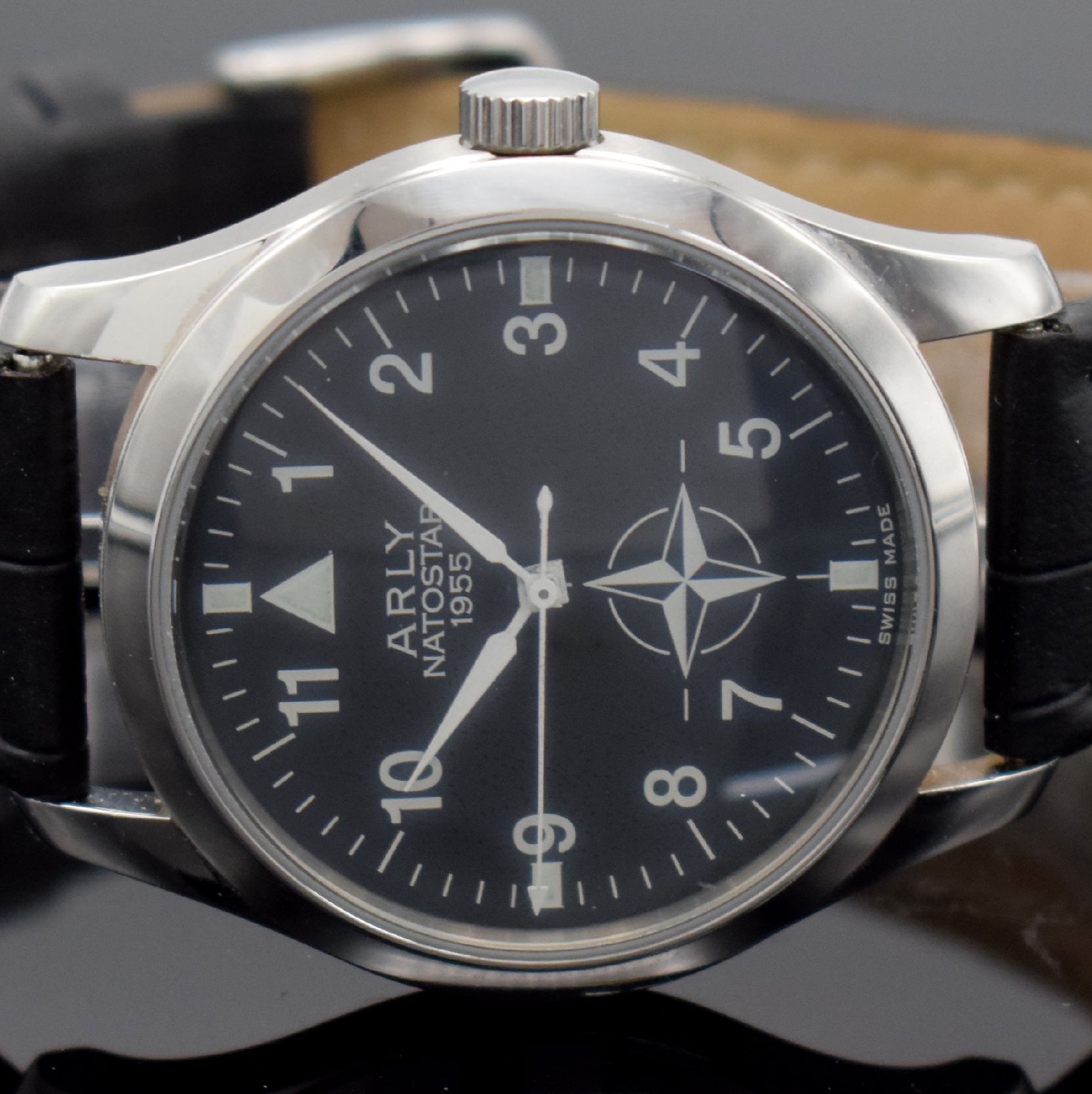 Detail a: ARLY Natostar Herrenarmbanduhr, Werk Schweiz um 1955, Handaufzug, verschr. Boden & Geh. später, schwarzes Zifferbl. m. arab. Zahlen, weiße Zeiger, ...