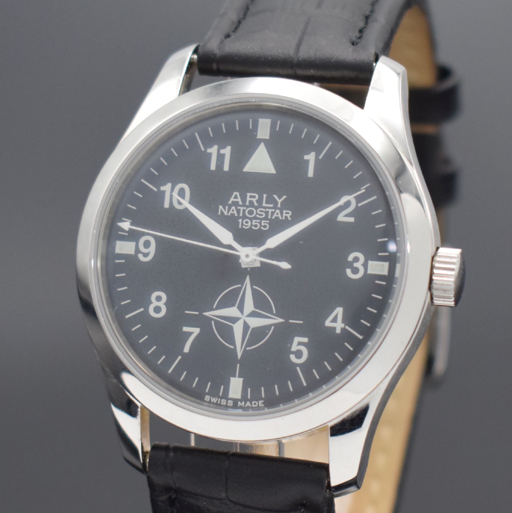 Detail b: ARLY Natostar Herrenarmbanduhr, Werk Schweiz um 1955, Handaufzug, verschr. Boden & Geh. später, schwarzes Zifferbl. m. arab. Zahlen, weiße Zeiger, ...