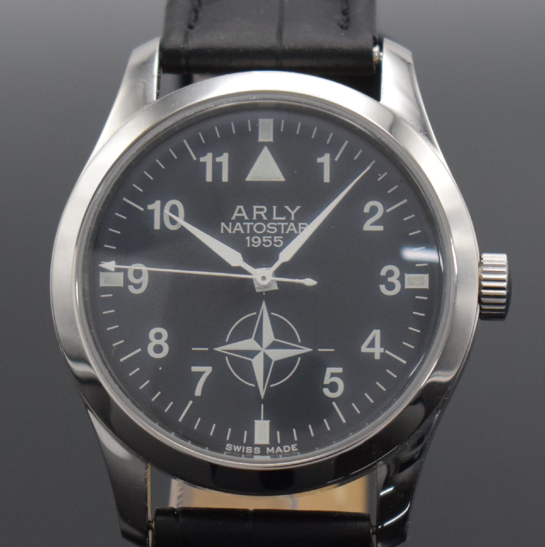 Detail c: ARLY Natostar Herrenarmbanduhr, Werk Schweiz um 1955, Handaufzug, verschr. Boden & Geh. später, schwarzes Zifferbl. m. arab. Zahlen, weiße Zeiger, ...