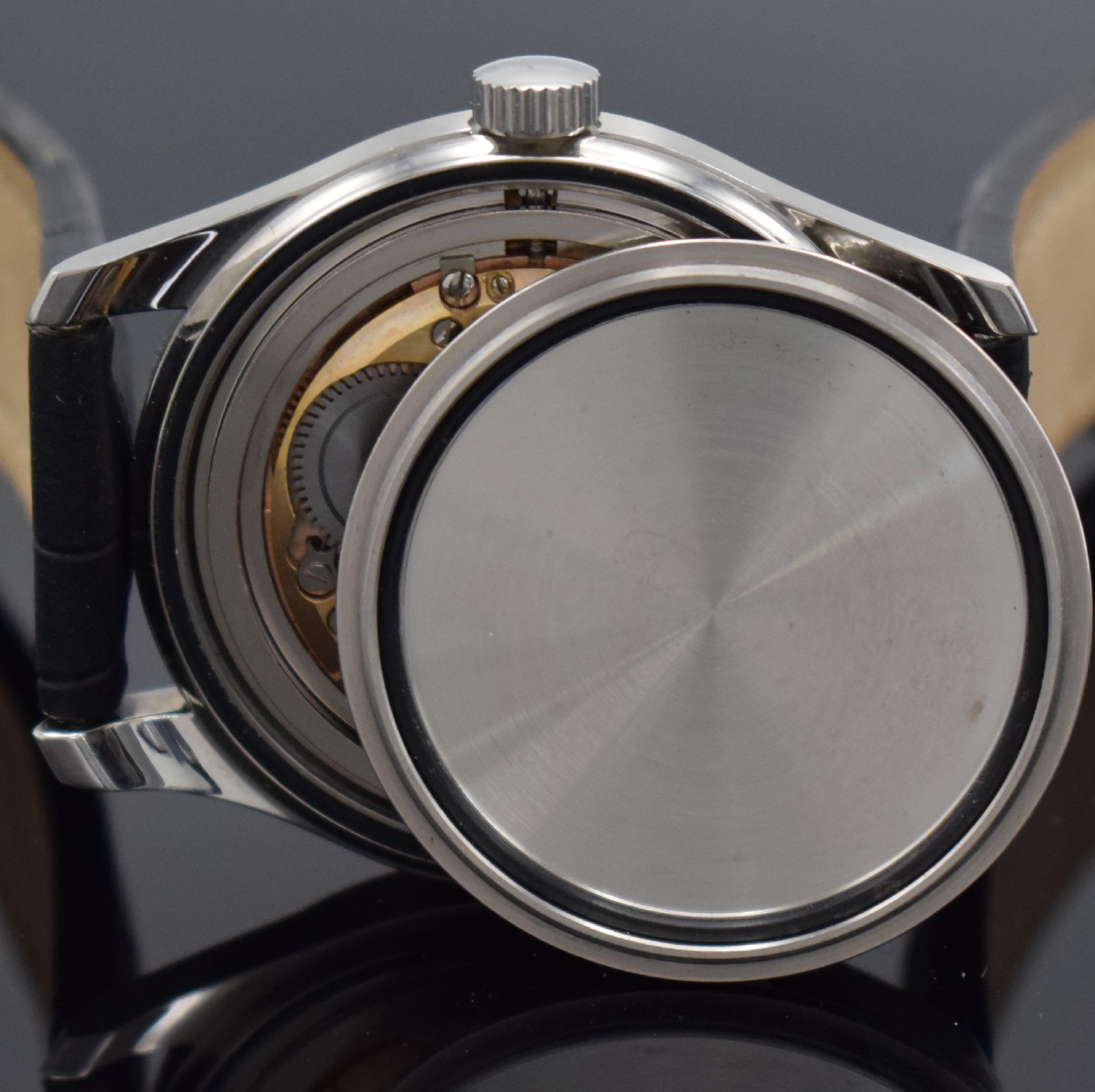 Detail i: ARLY Natostar Herrenarmbanduhr, Werk Schweiz um 1955, Handaufzug, verschr. Boden & Geh. später, schwarzes Zifferbl. m. arab. Zahlen, weiße Zeiger, ...