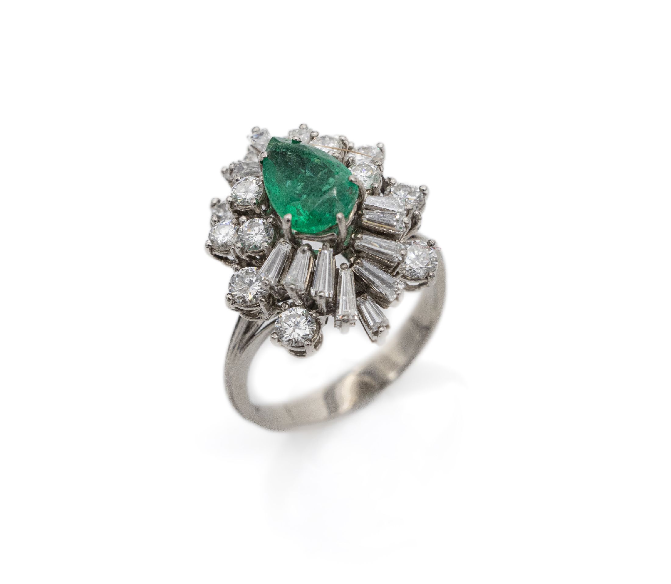 18 kt Gold Smaragd-Diamant-Ring, WG 750/000, tropfenförmig facett. Smaragd ca. 2.50 ct, 14 Diam.-Trapeze und 13 Brillanten zus. ca. 2.20 ct feines ...