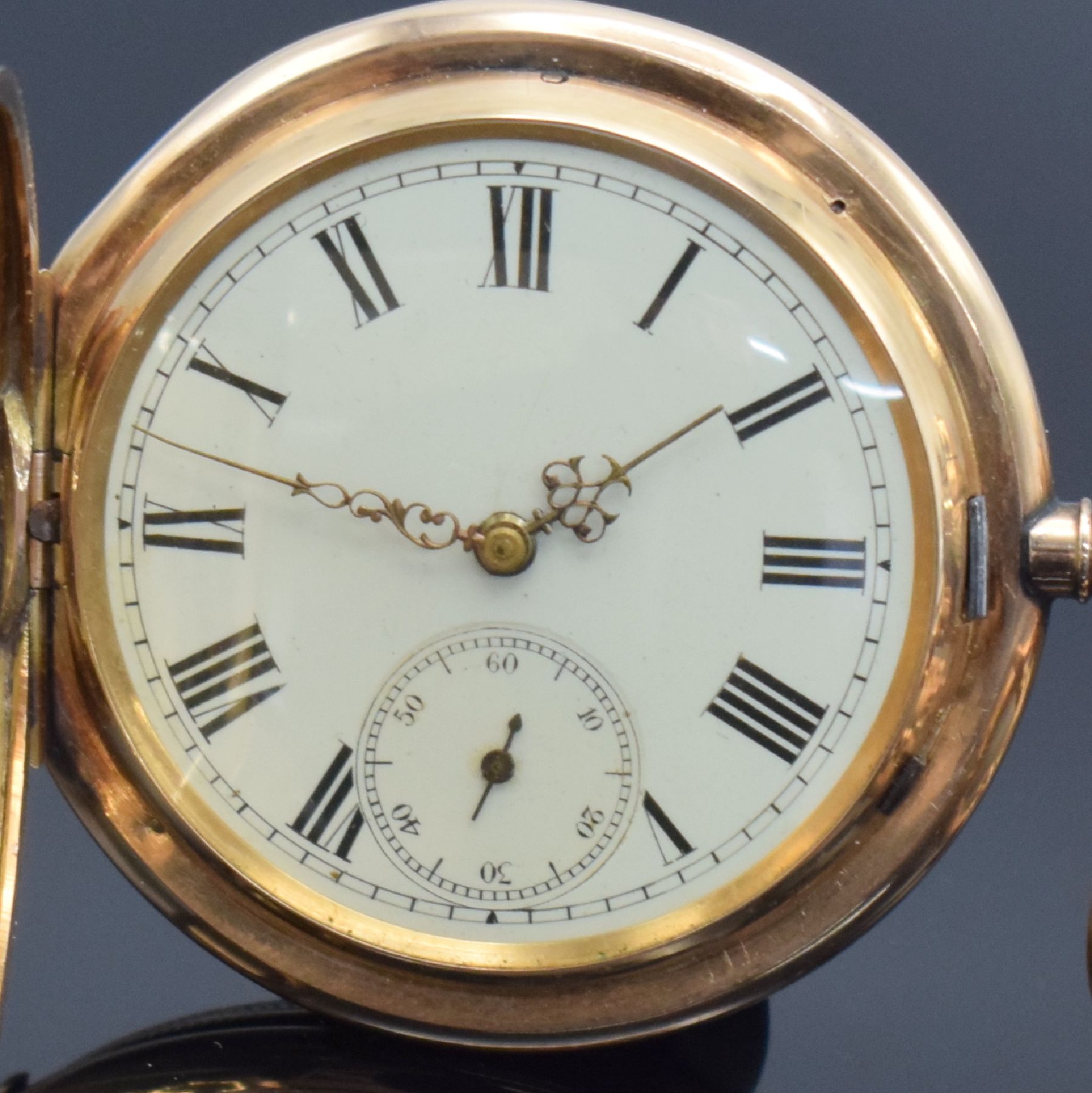 Detail a: Herrensavonette in RG 585/000, Schweiz um 1900, 3-Deckel Goldgeh. dell., beide Schalen floral grav., Sprungdeckel m. Monogramm, Emailzifferbl. m. ...