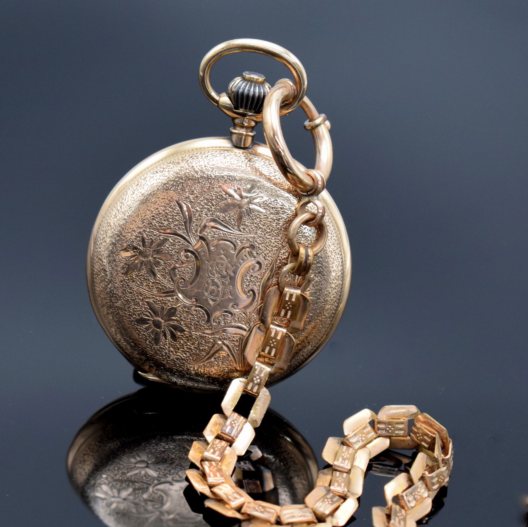 Detail b: Herrensavonette in RG 585/000, Schweiz um 1900, 3-Deckel Goldgeh. dell., beide Schalen floral grav., Sprungdeckel m. Monogramm, Emailzifferbl. m. ...