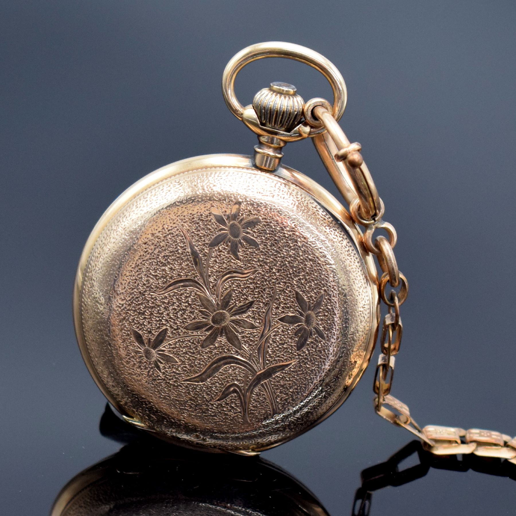 Detail c: Herrensavonette in RG 585/000, Schweiz um 1900, 3-Deckel Goldgeh. dell., beide Schalen floral grav., Sprungdeckel m. Monogramm, Emailzifferbl. m. ...