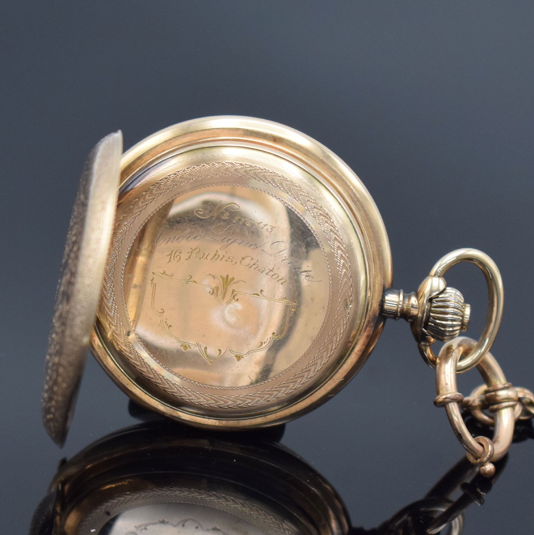 Detail d: Herrensavonette in RG 585/000, Schweiz um 1900, 3-Deckel Goldgeh. dell., beide Schalen floral grav., Sprungdeckel m. Monogramm, Emailzifferbl. m. ...