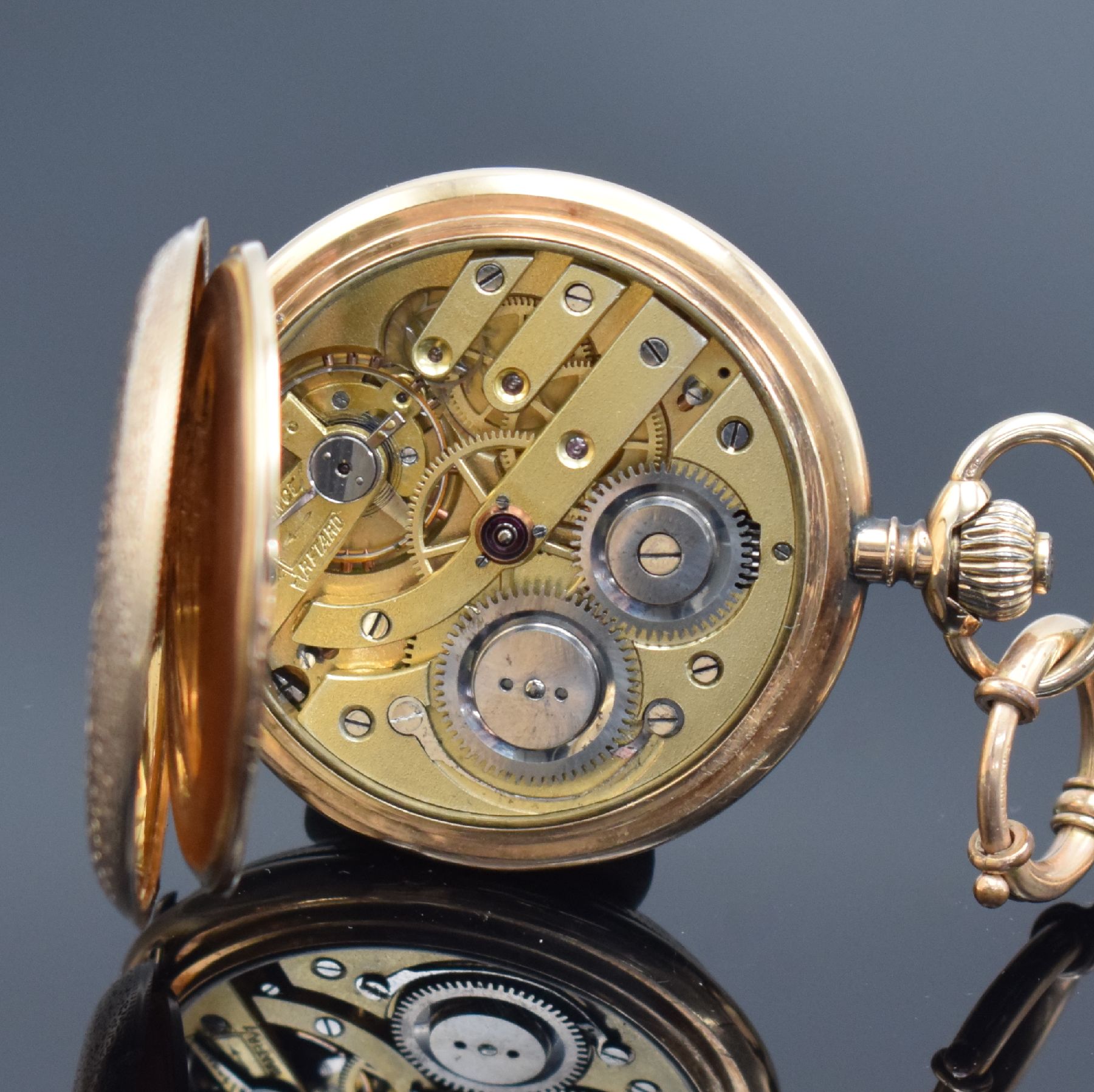 Detail e: Herrensavonette in RG 585/000, Schweiz um 1900, 3-Deckel Goldgeh. dell., beide Schalen floral grav., Sprungdeckel m. Monogramm, Emailzifferbl. m. ...