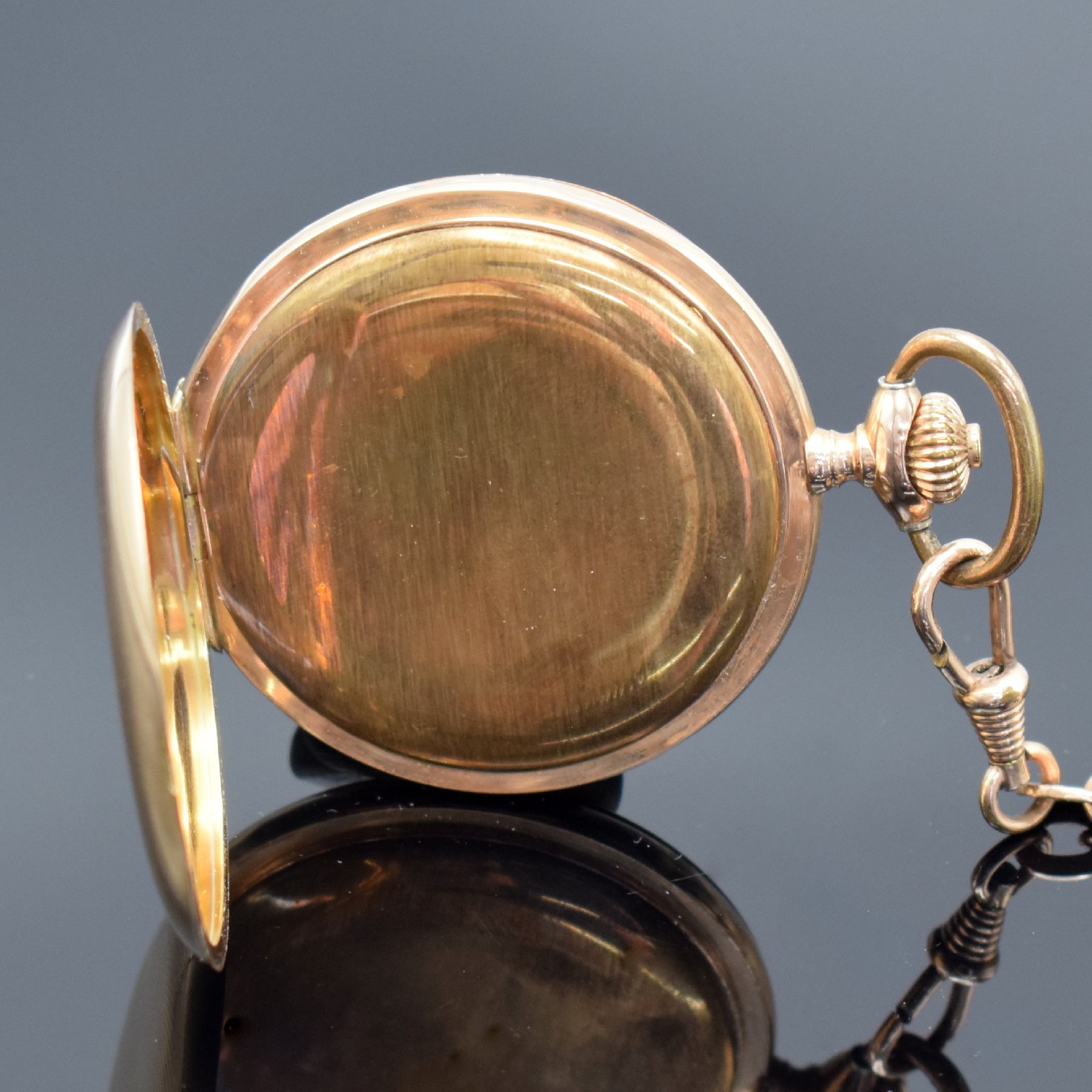Detail d: Herrensavonette in RG 585/000, Schweiz um 1900, 2-Deckel Goldgeh. dell., beide Schalen guill., Emailzifferbl. besch. m. arab. Zahlen, Louis-Zeiger, ...