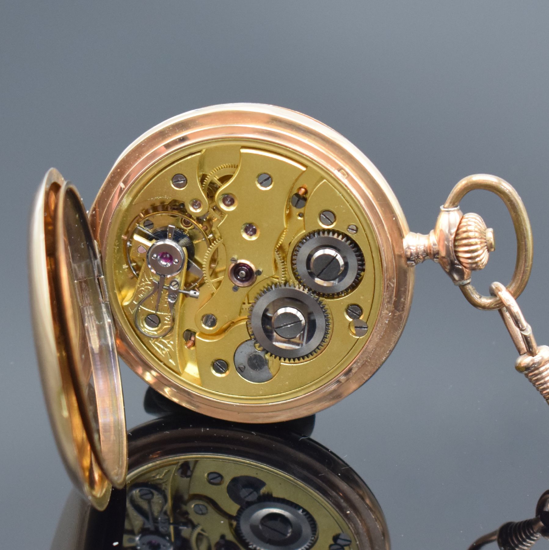 Detail e: Herrensavonette in RG 585/000, Schweiz um 1900, 2-Deckel Goldgeh. dell., beide Schalen guill., Emailzifferbl. besch. m. arab. Zahlen, Louis-Zeiger, ...