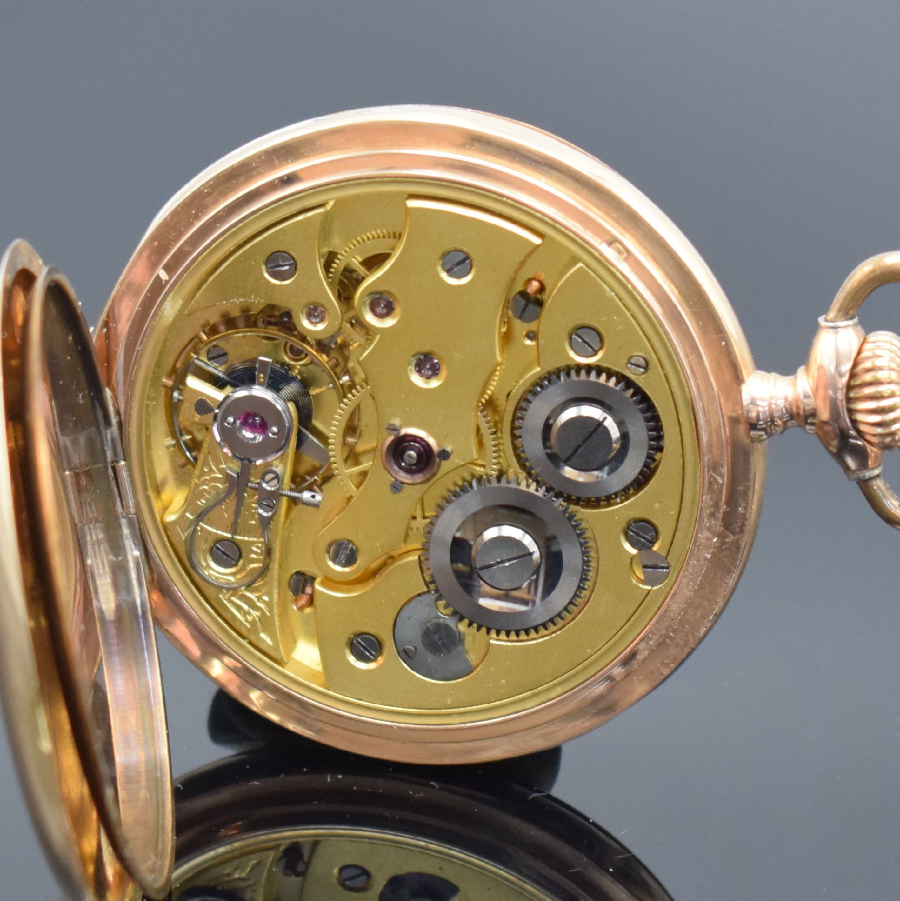 Detail f: Herrensavonette in RG 585/000, Schweiz um 1900, 2-Deckel Goldgeh. dell., beide Schalen guill., Emailzifferbl. besch. m. arab. Zahlen, Louis-Zeiger, ...