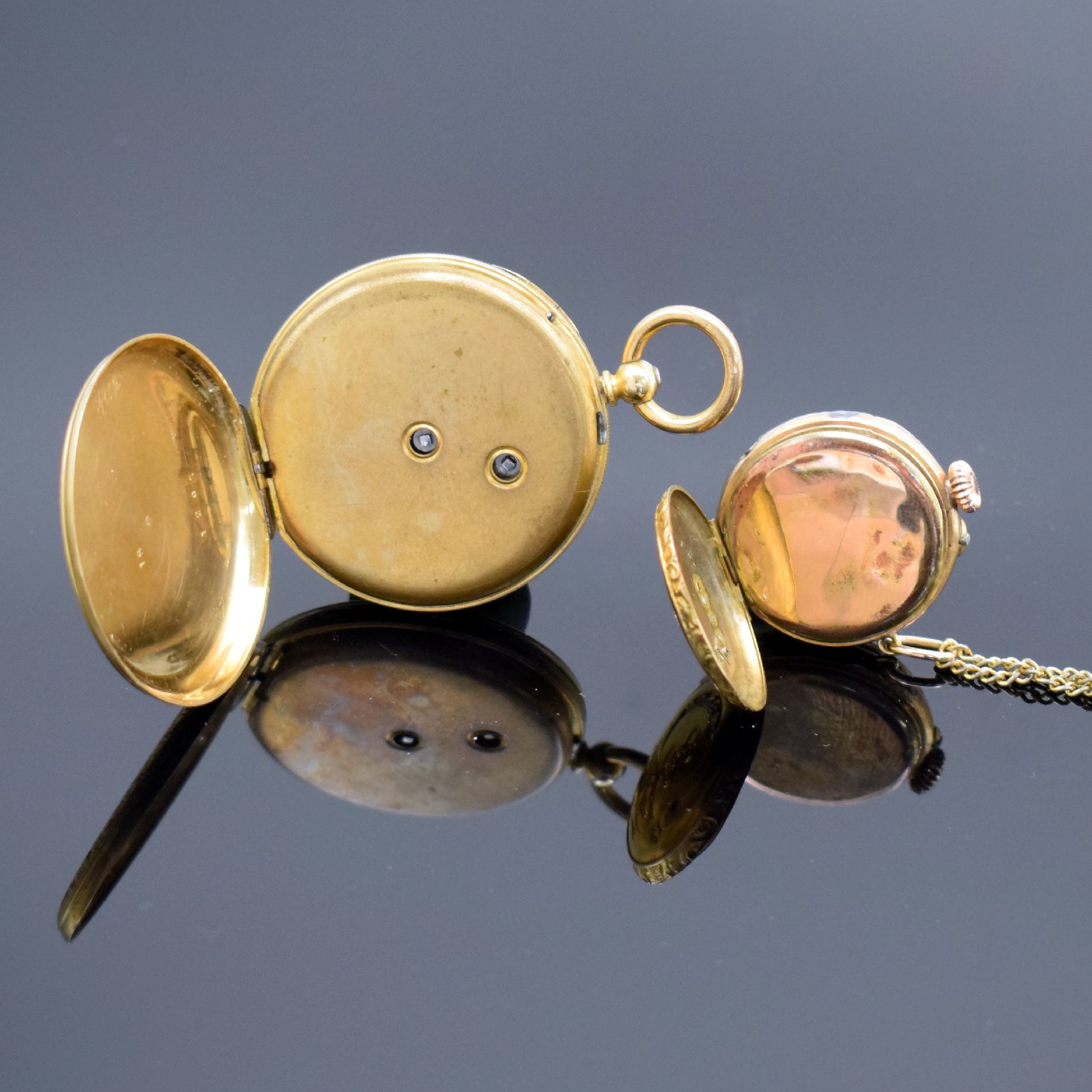 Detail c: 2 Damentaschenuhren in GG 750/000 mit Zylinderhemmungen, Schweiz um 1870/1880, 1x m. Metallcuvette & Monogramm, Email- & Metall-Zifferbl. m. röm. ...