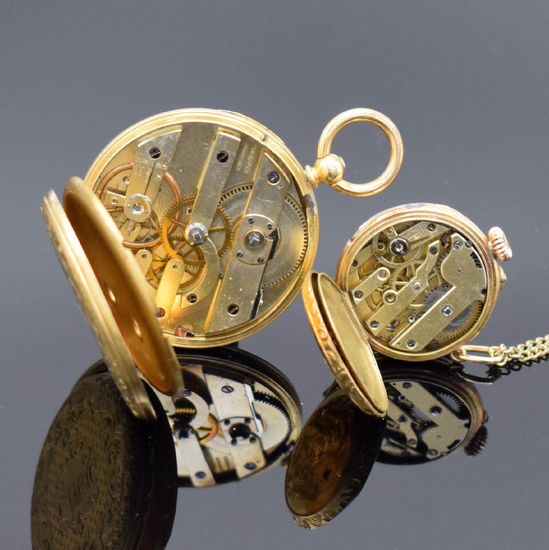 Detail d: 2 Damentaschenuhren in GG 750/000 mit Zylinderhemmungen, Schweiz um 1870/1880, 1x m. Metallcuvette & Monogramm, Email- & Metall-Zifferbl. m. röm. ...