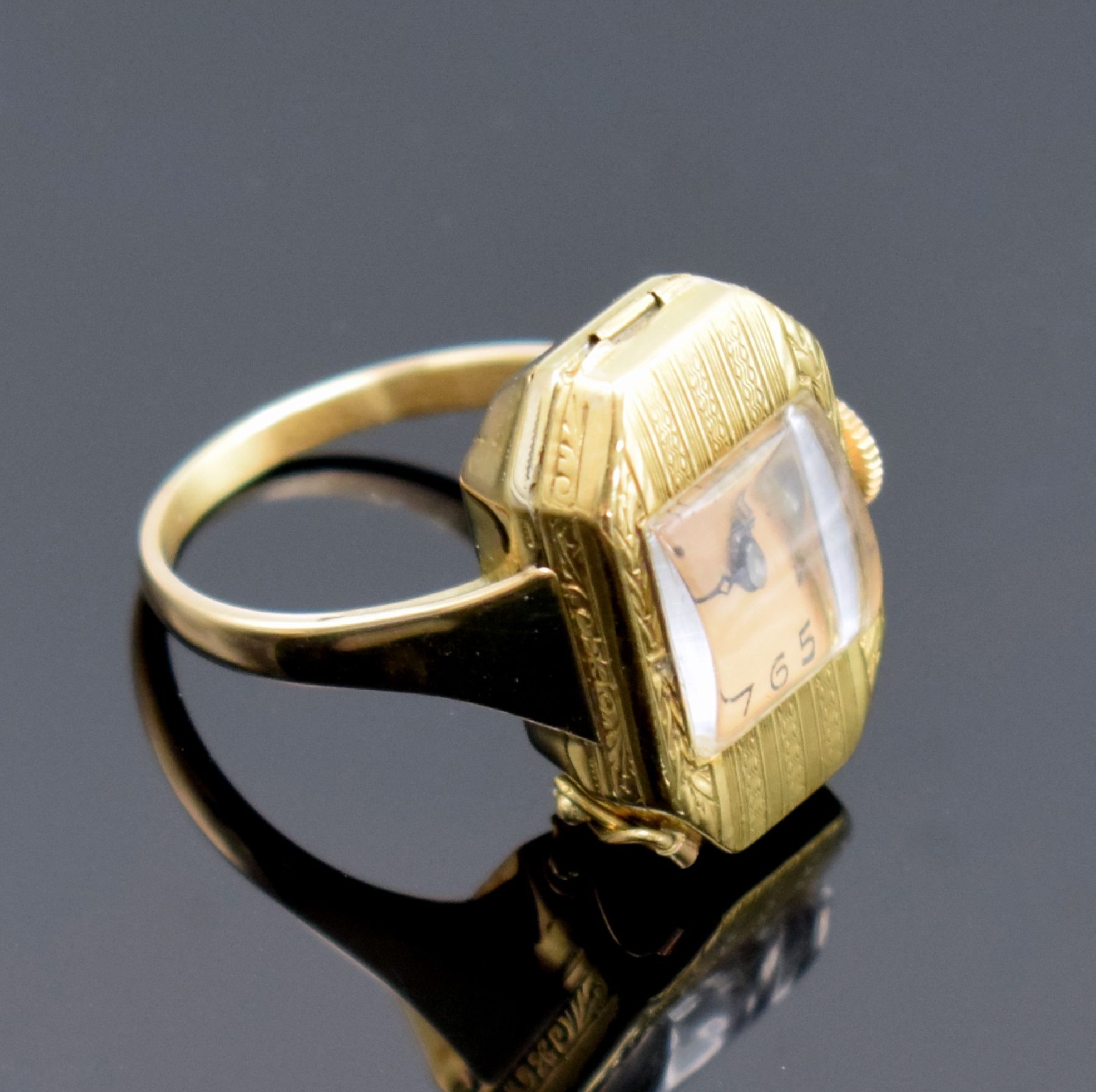 Detail a: Ringuhr aus Armbanduhr umgebaut in GG 750/000 & RoseG 585/000, Uhr Schweiz um 1920, 2- teil. Geh., Scharnier def., Ringschiene später auf ...