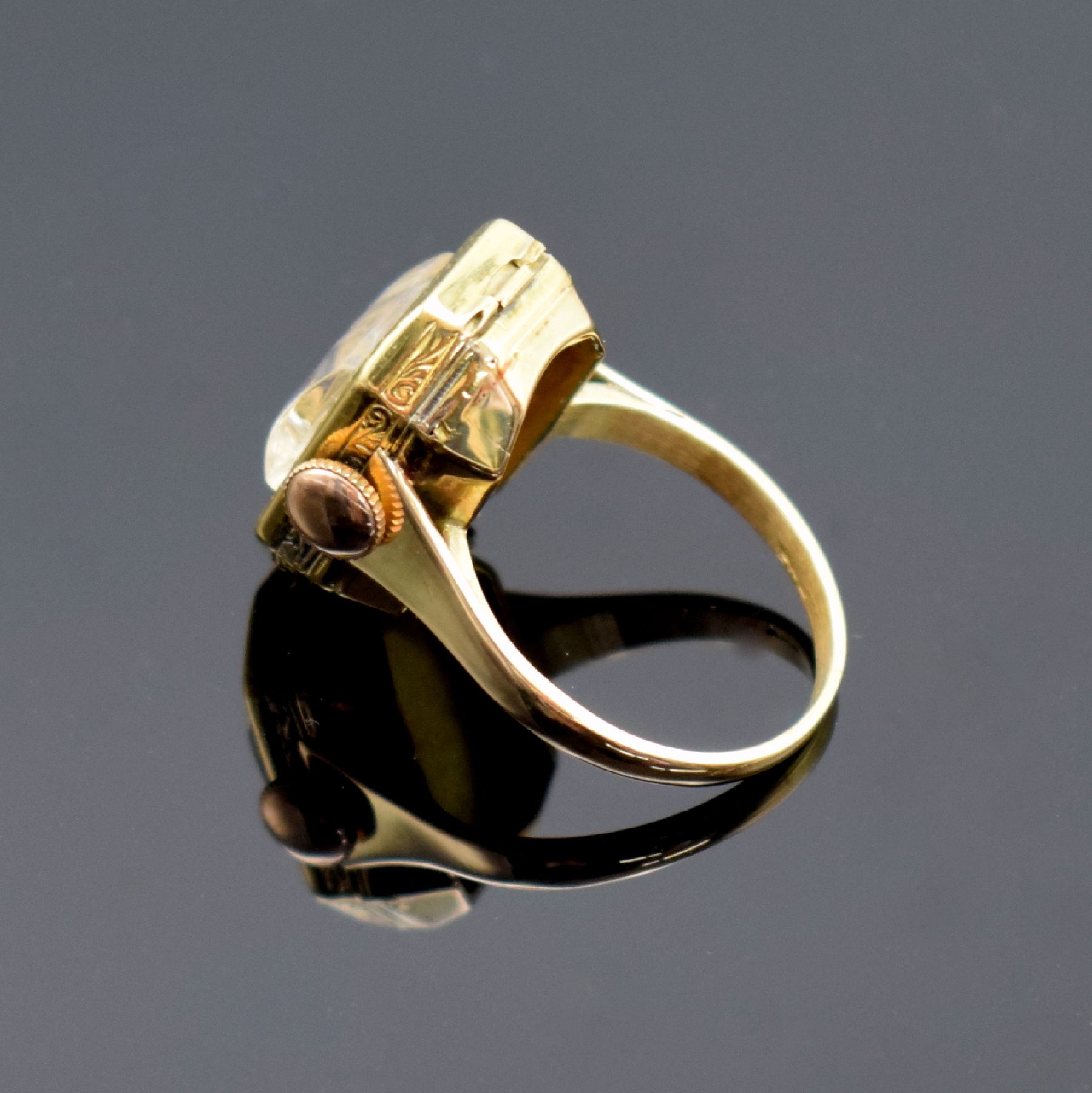 Detail c: Ringuhr aus Armbanduhr umgebaut in GG 750/000 & RoseG 585/000, Uhr Schweiz um 1920, 2- teil. Geh., Scharnier def., Ringschiene später auf ...