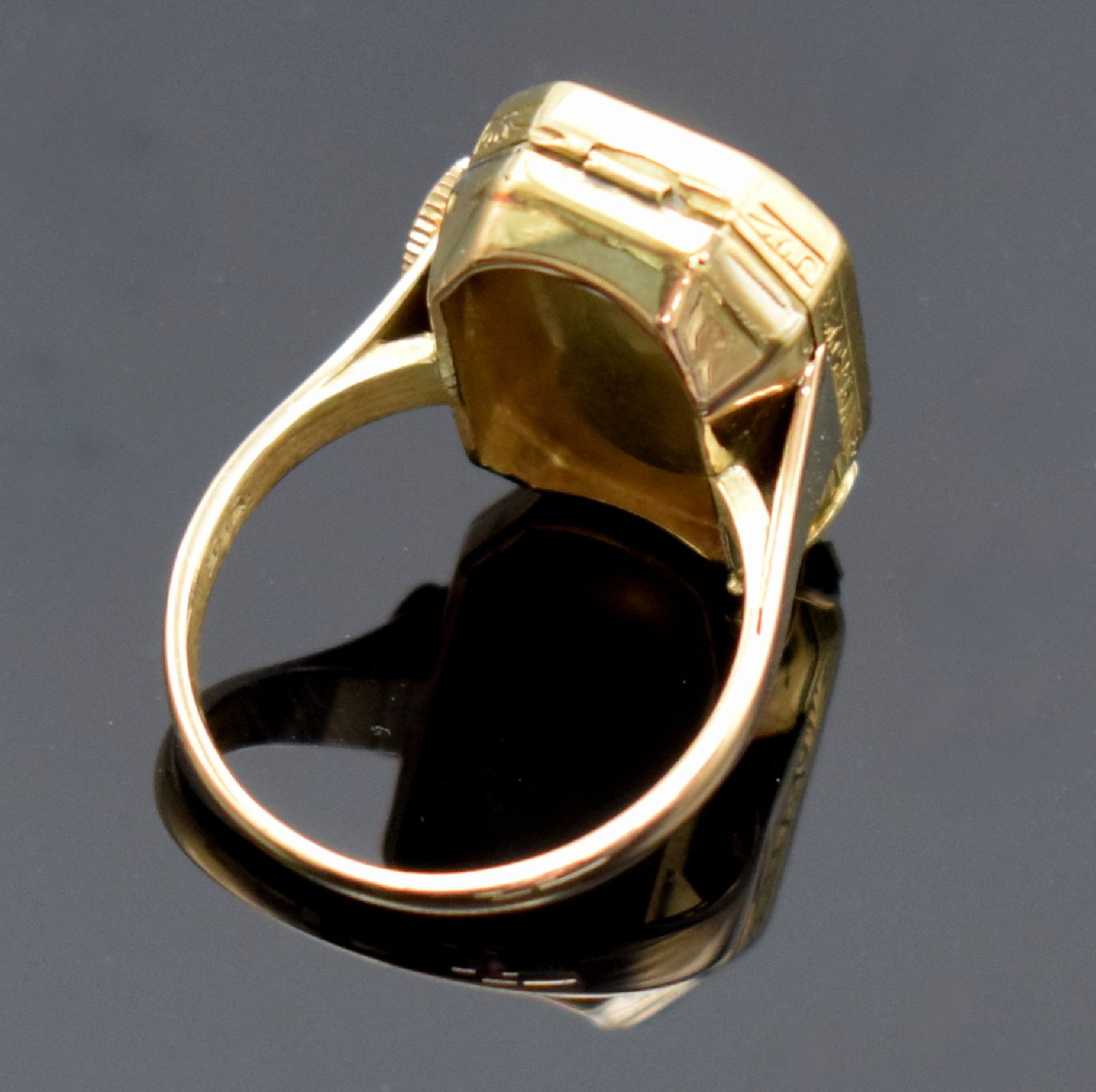 Detail d: Ringuhr aus Armbanduhr umgebaut in GG 750/000 & RoseG 585/000, Uhr Schweiz um 1920, 2- teil. Geh., Scharnier def., Ringschiene später auf ...