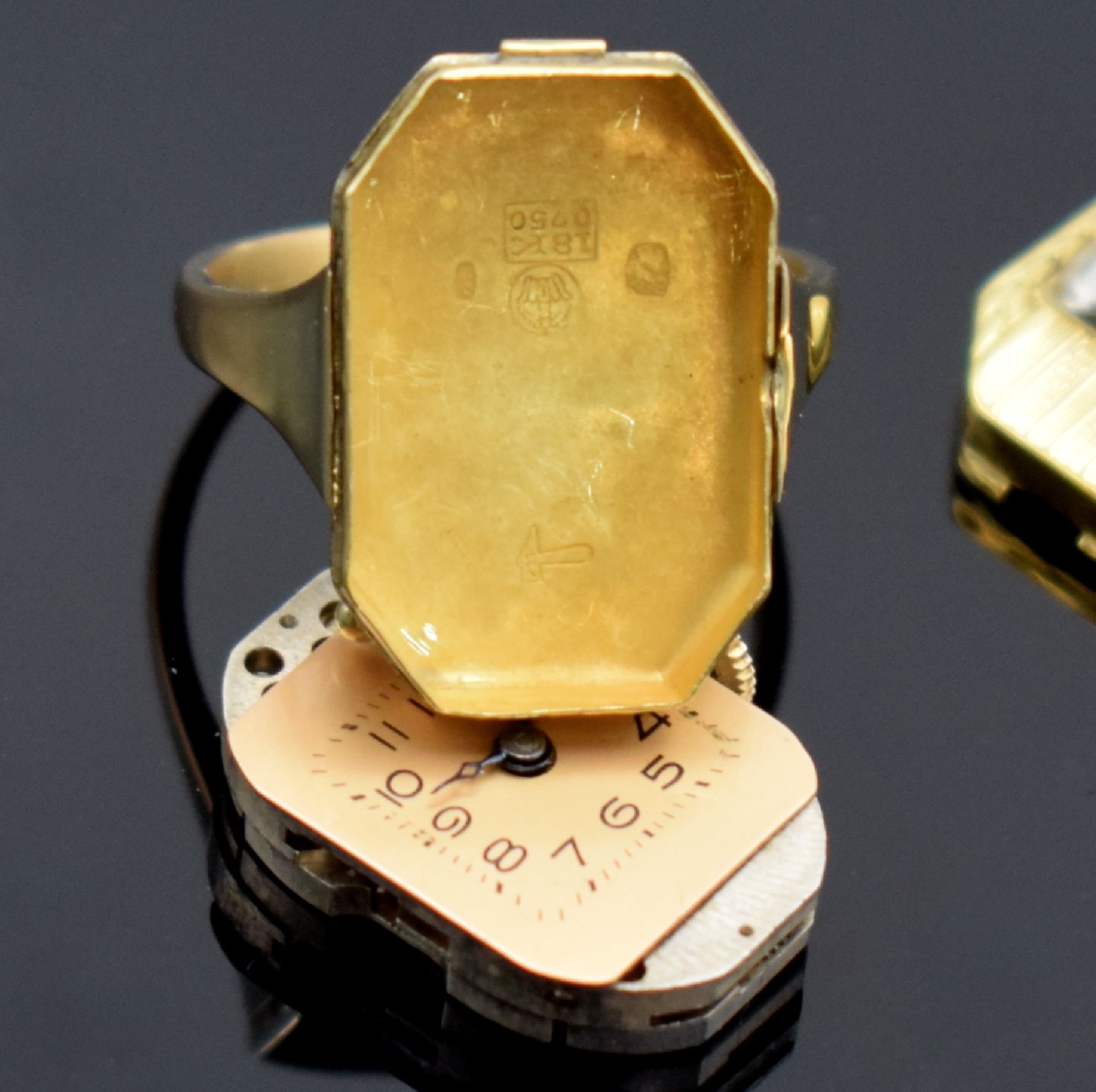 Detail g: Ringuhr aus Armbanduhr umgebaut in GG 750/000 & RoseG 585/000, Uhr Schweiz um 1920, 2- teil. Geh., Scharnier def., Ringschiene später auf ...