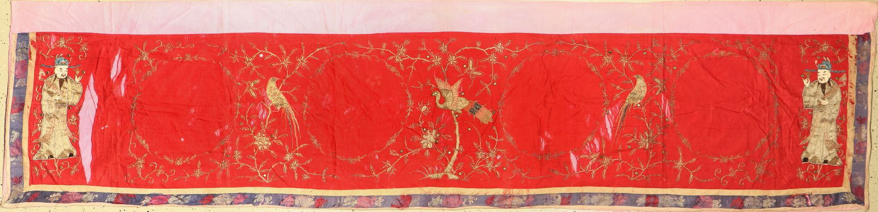 Seiden und Metallstickerei, China, um 1900,ca. 290 x 70 cm, EHZ: 3, (mehrere Risse)