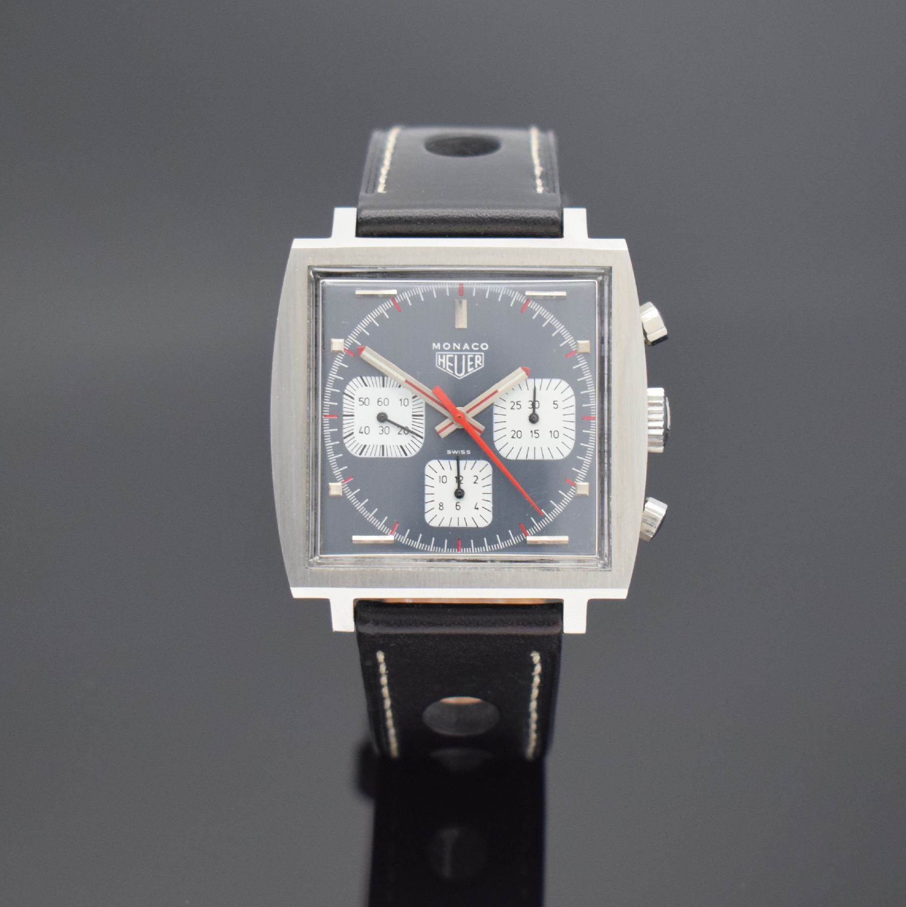 HEUER Monaco Armbandchronograph Referenz 73633, Handaufzug, Schweiz um 1970, massiv Edelstahl Stülpgeh., anthrazit graues Zifferbl. m. aufgel. ...