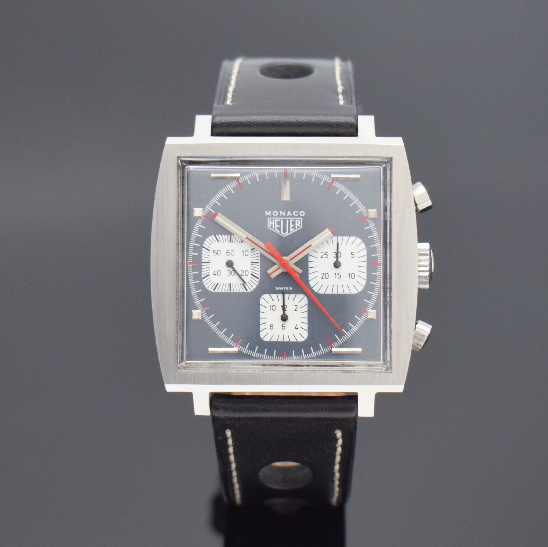 Detail a: HEUER Monaco Armbandchronograph Referenz 73633, Handaufzug, Schweiz um 1970, massiv Edelstahl Stülpgeh., anthrazit graues Zifferbl. m. aufgel. ...