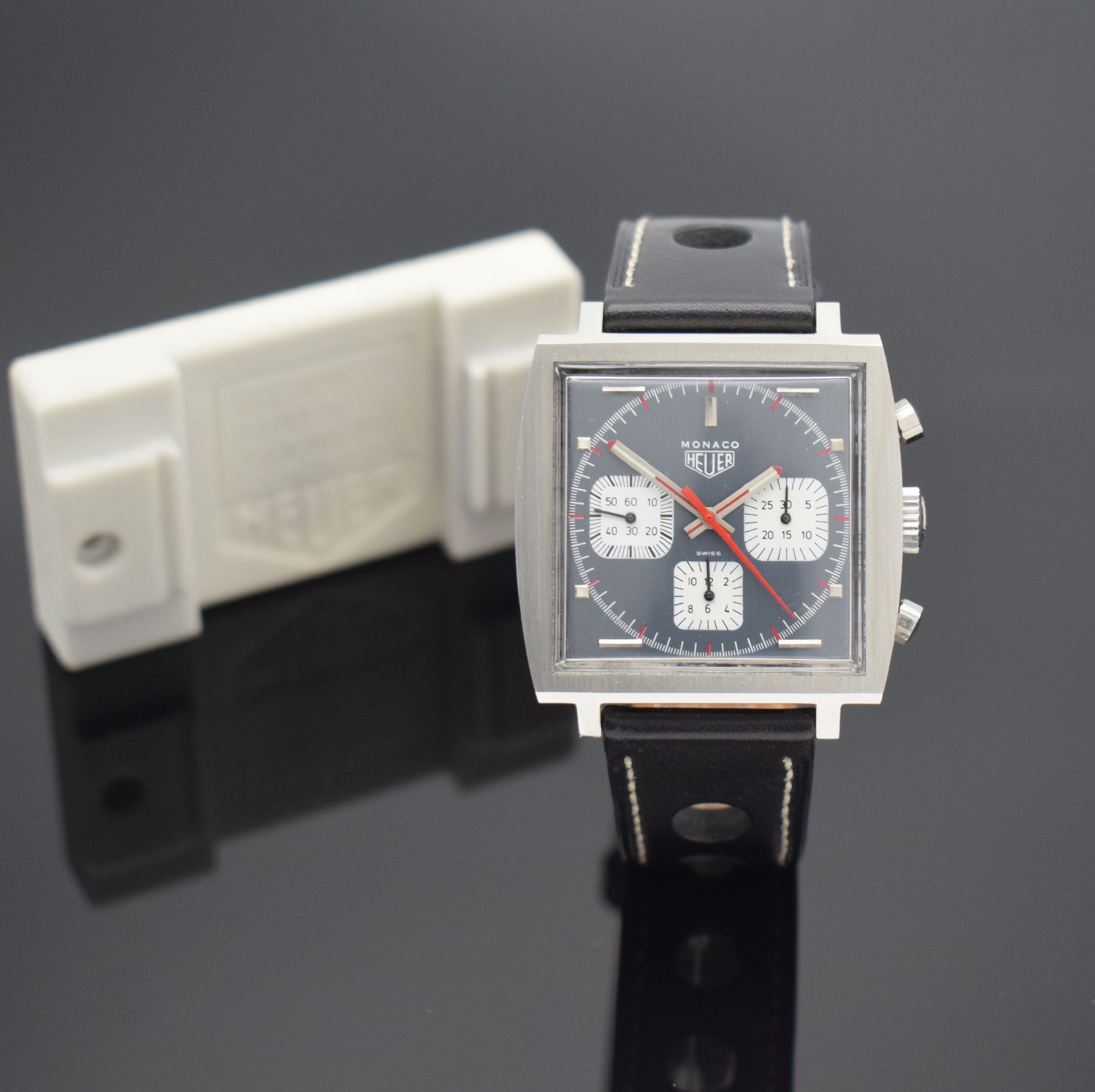 Detail b: HEUER Monaco Armbandchronograph Referenz 73633, Handaufzug, Schweiz um 1970, massiv Edelstahl Stülpgeh., anthrazit graues Zifferbl. m. aufgel. ...