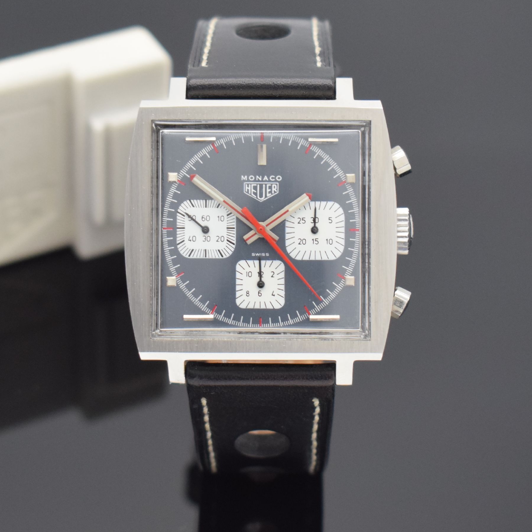 Detail c: HEUER Monaco Armbandchronograph Referenz 73633, Handaufzug, Schweiz um 1970, massiv Edelstahl Stülpgeh., anthrazit graues Zifferbl. m. aufgel. ...