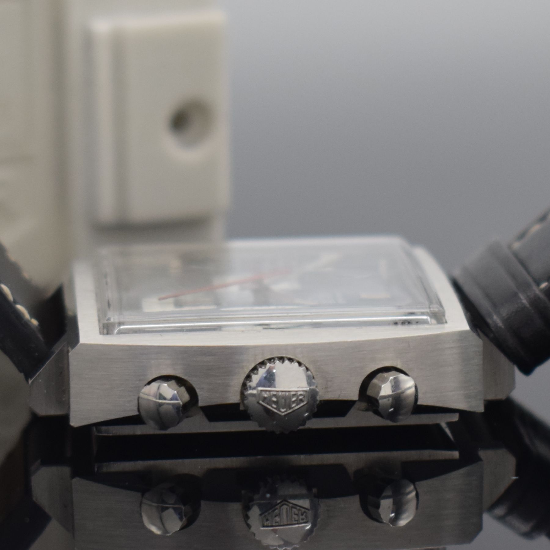 Detail d: HEUER Monaco Armbandchronograph Referenz 73633, Handaufzug, Schweiz um 1970, massiv Edelstahl Stülpgeh., anthrazit graues Zifferbl. m. aufgel. ...