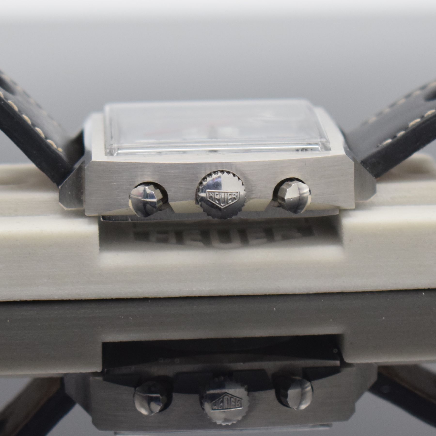 Detail e: HEUER Monaco Armbandchronograph Referenz 73633, Handaufzug, Schweiz um 1970, massiv Edelstahl Stülpgeh., anthrazit graues Zifferbl. m. aufgel. ...