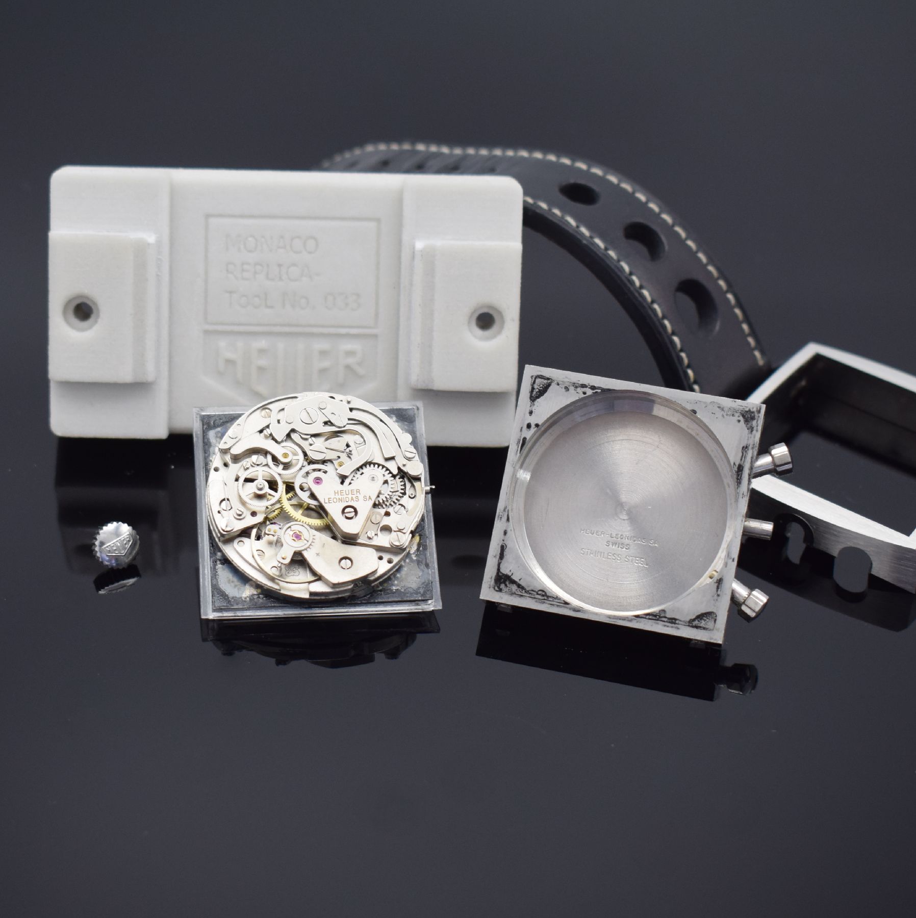 Detail f: HEUER Monaco Armbandchronograph Referenz 73633, Handaufzug, Schweiz um 1970, massiv Edelstahl Stülpgeh., anthrazit graues Zifferbl. m. aufgel. ...