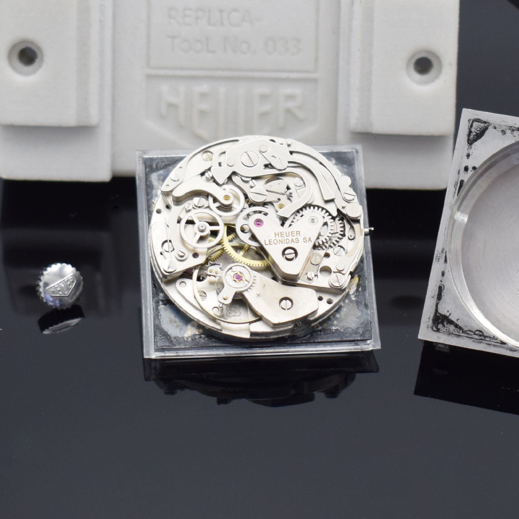 Detail g: HEUER Monaco Armbandchronograph Referenz 73633, Handaufzug, Schweiz um 1970, massiv Edelstahl Stülpgeh., anthrazit graues Zifferbl. m. aufgel. ...