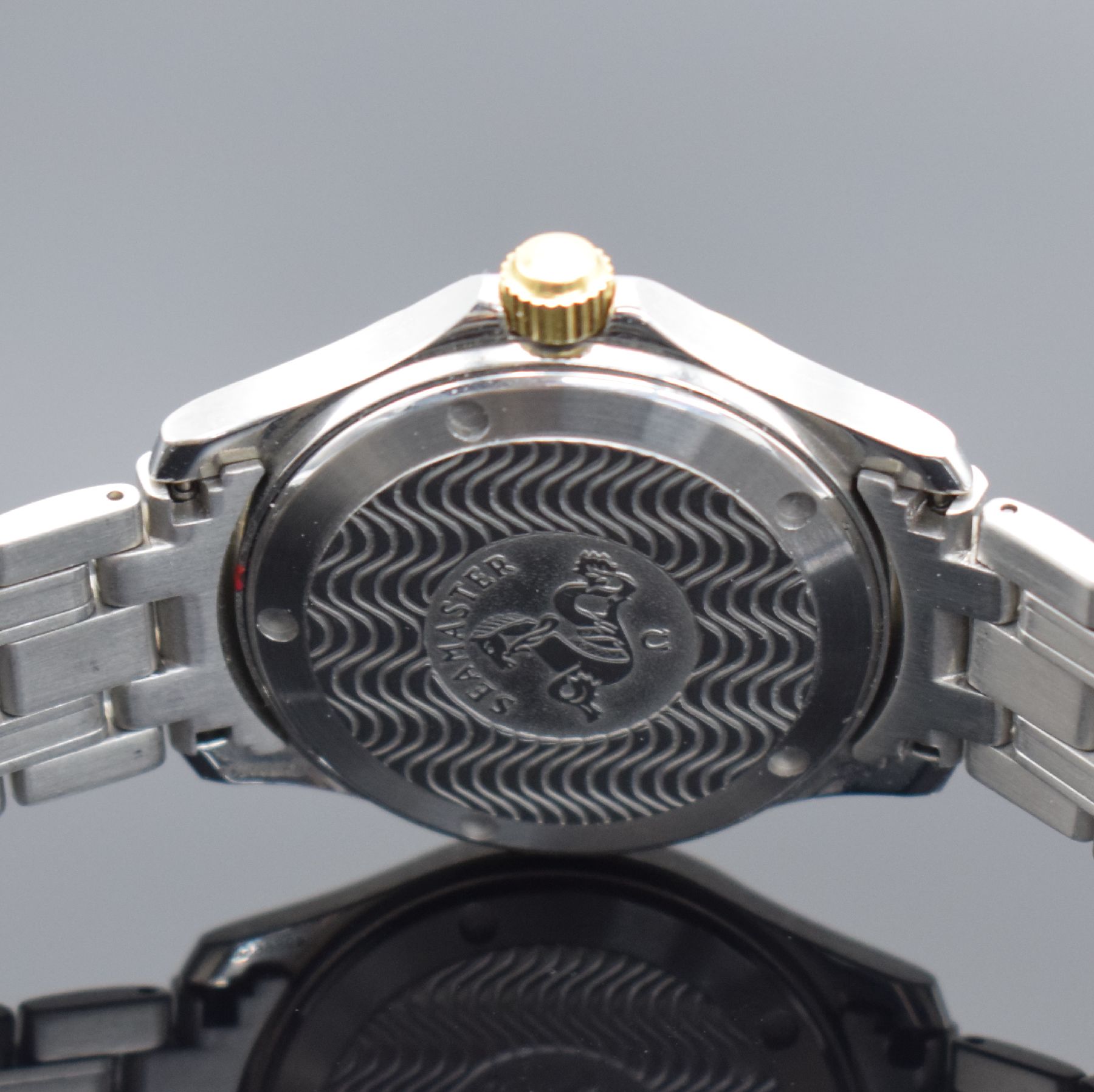 Detail e: OMEGA Seamaster Chronometer Herrenarmbanduhr in Stahl/Gold Referenz 196.1501, Schweiz um 1995, verkauft lt. beiliegender Garantiekarte am 7.12.2017, ...