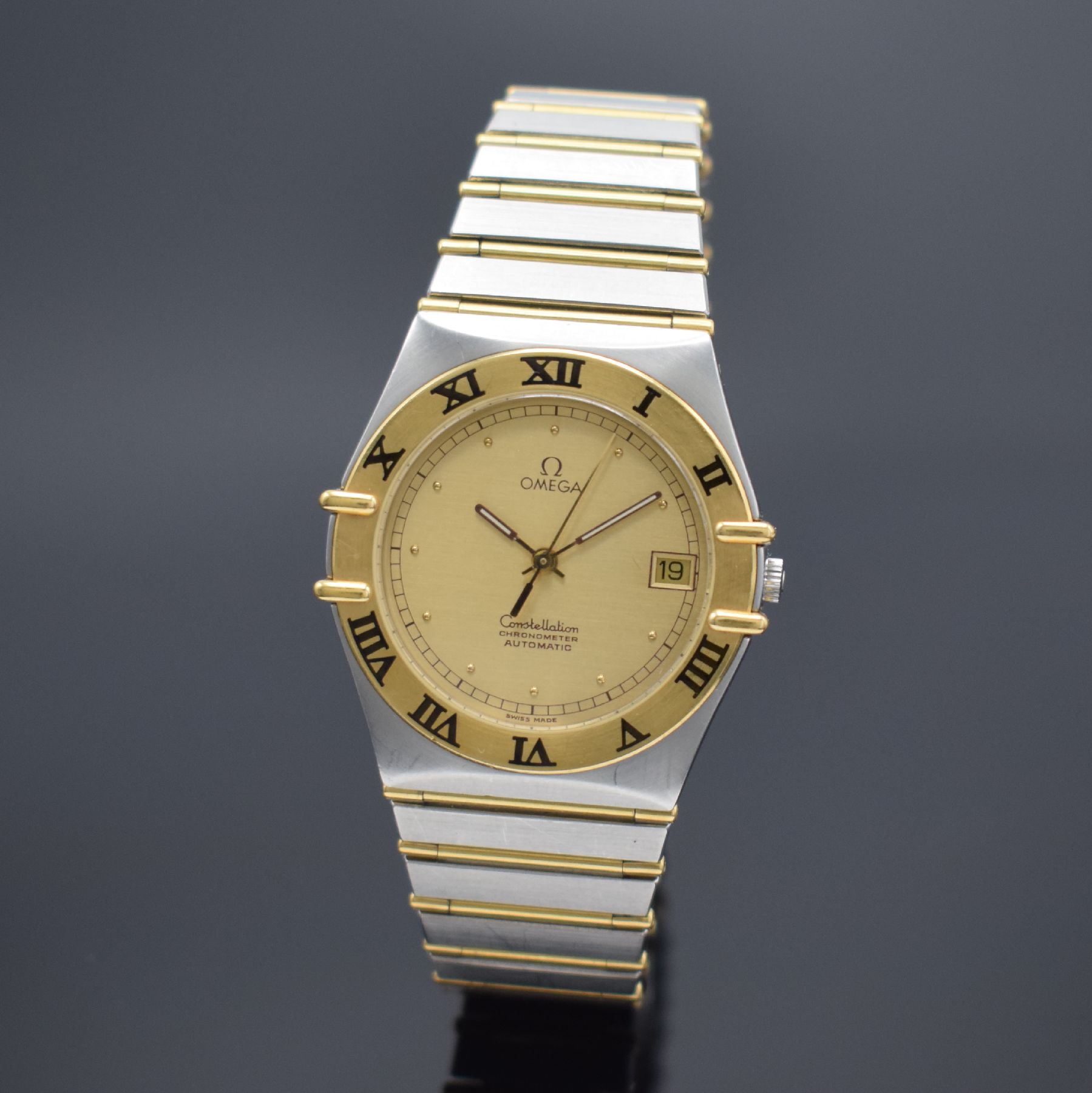 OMEGA Constellation Herrenarmbanduhr in Stahl/Gold, Schweiz um 1985, Automatik, beids. vergl. Stahlgeh., Goldlünette m. röm. Std., Boden aufgedr., ...
