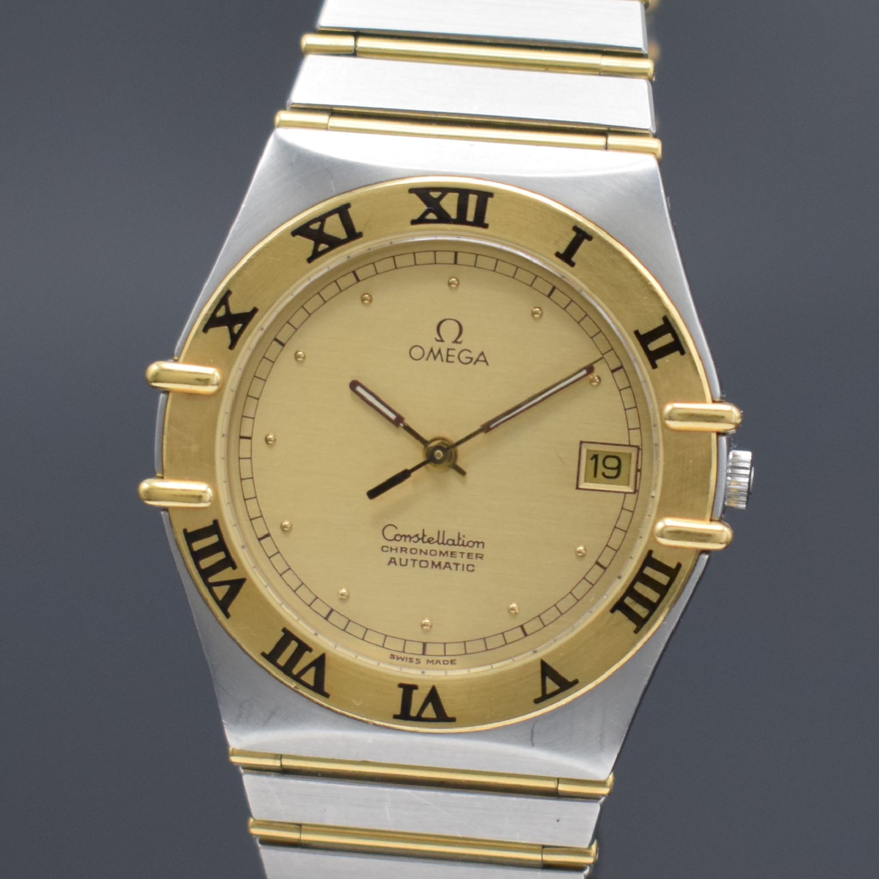 Detail a: OMEGA Constellation Herrenarmbanduhr in Stahl/Gold, Schweiz um 1985, Automatik, beids. vergl. Stahlgeh., Goldlünette m. röm. Std., Boden aufgedr., ...