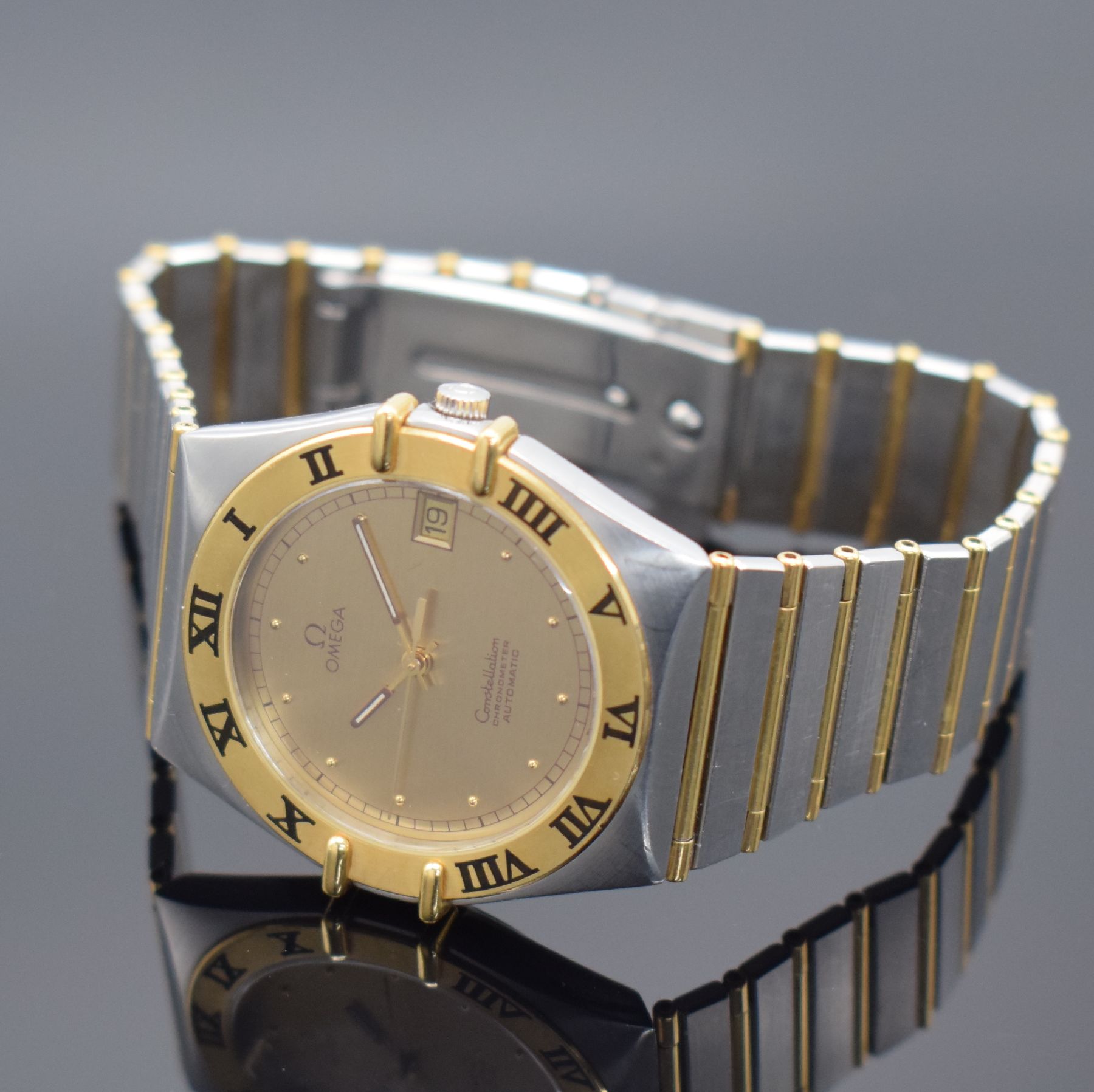 Detail b: OMEGA Constellation Herrenarmbanduhr in Stahl/Gold, Schweiz um 1985, Automatik, beids. vergl. Stahlgeh., Goldlünette m. röm. Std., Boden aufgedr., ...