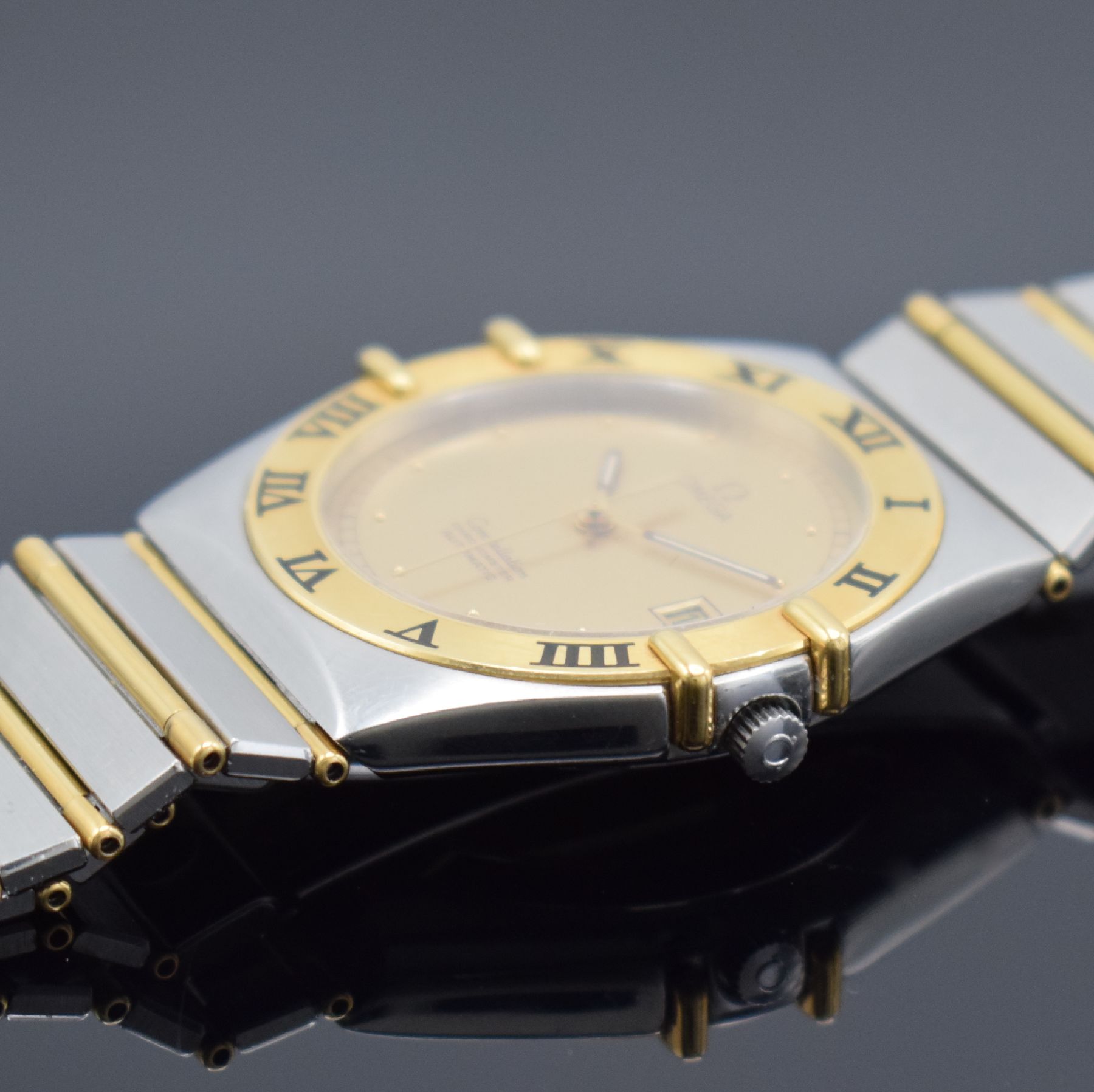Detail d: OMEGA Constellation Herrenarmbanduhr in Stahl/Gold, Schweiz um 1985, Automatik, beids. vergl. Stahlgeh., Goldlünette m. röm. Std., Boden aufgedr., ...