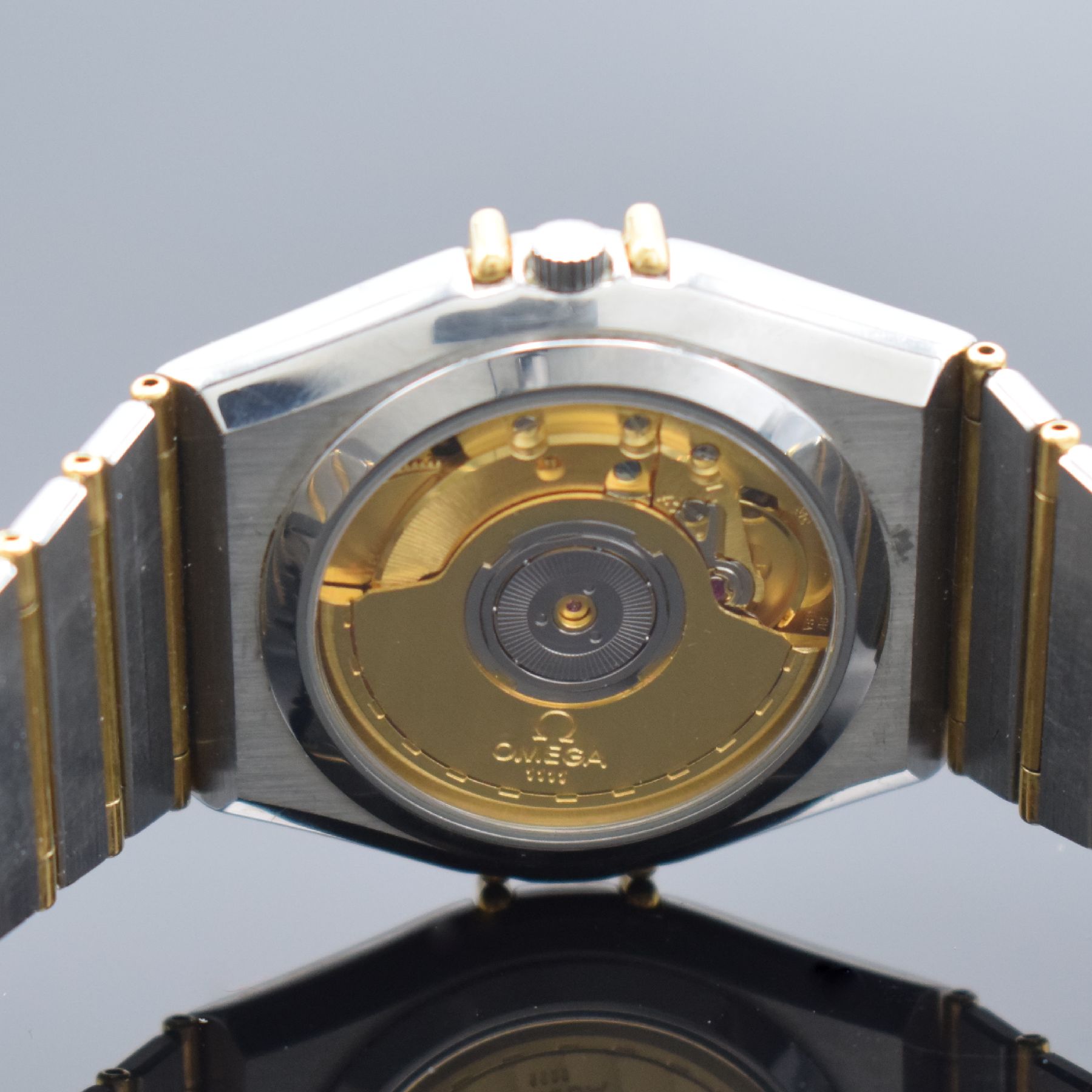 Detail e: OMEGA Constellation Herrenarmbanduhr in Stahl/Gold, Schweiz um 1985, Automatik, beids. vergl. Stahlgeh., Goldlünette m. röm. Std., Boden aufgedr., ...