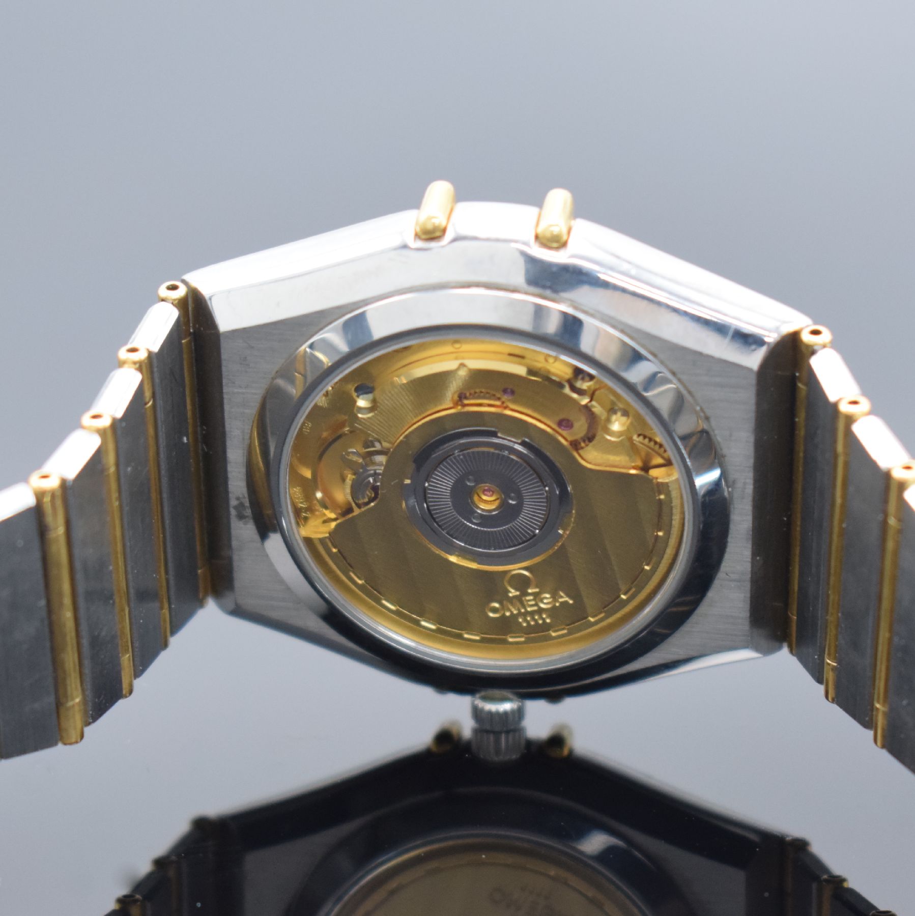 Detail f: OMEGA Constellation Herrenarmbanduhr in Stahl/Gold, Schweiz um 1985, Automatik, beids. vergl. Stahlgeh., Goldlünette m. röm. Std., Boden aufgedr., ...