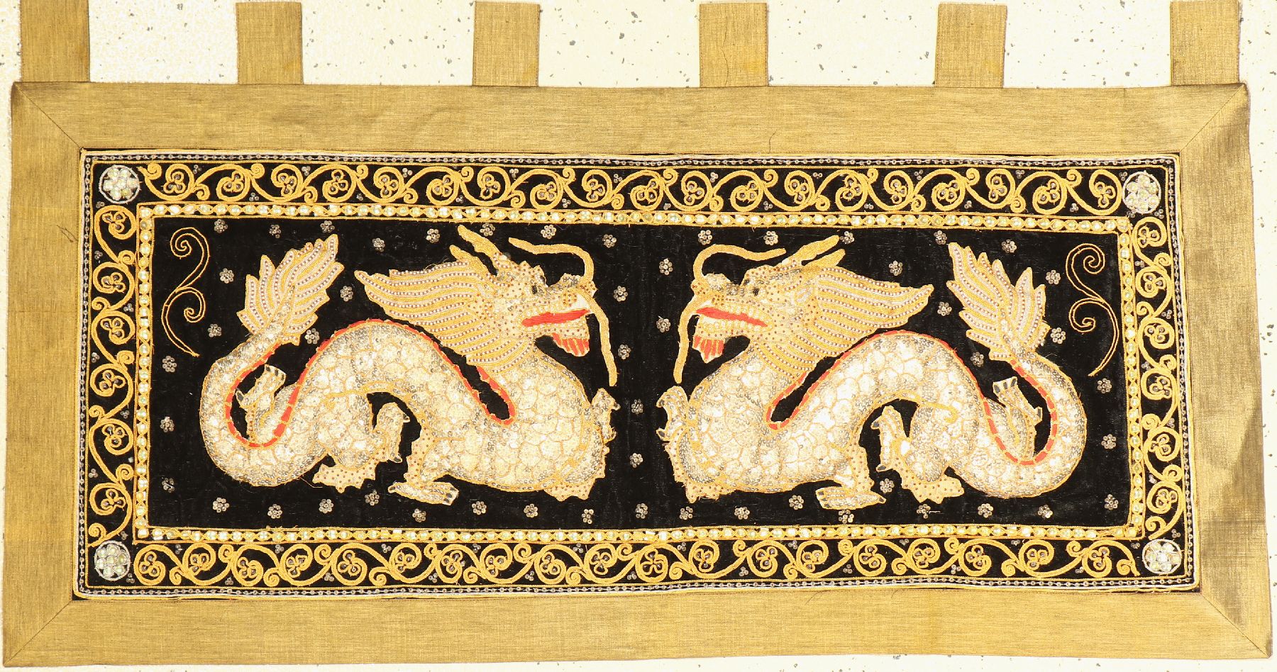 Stickerei(Drachen), Burma, ca. 40 Jahre, Glas und Metall auf Samt, ca. 123 x 65 cm, EHZ: 2