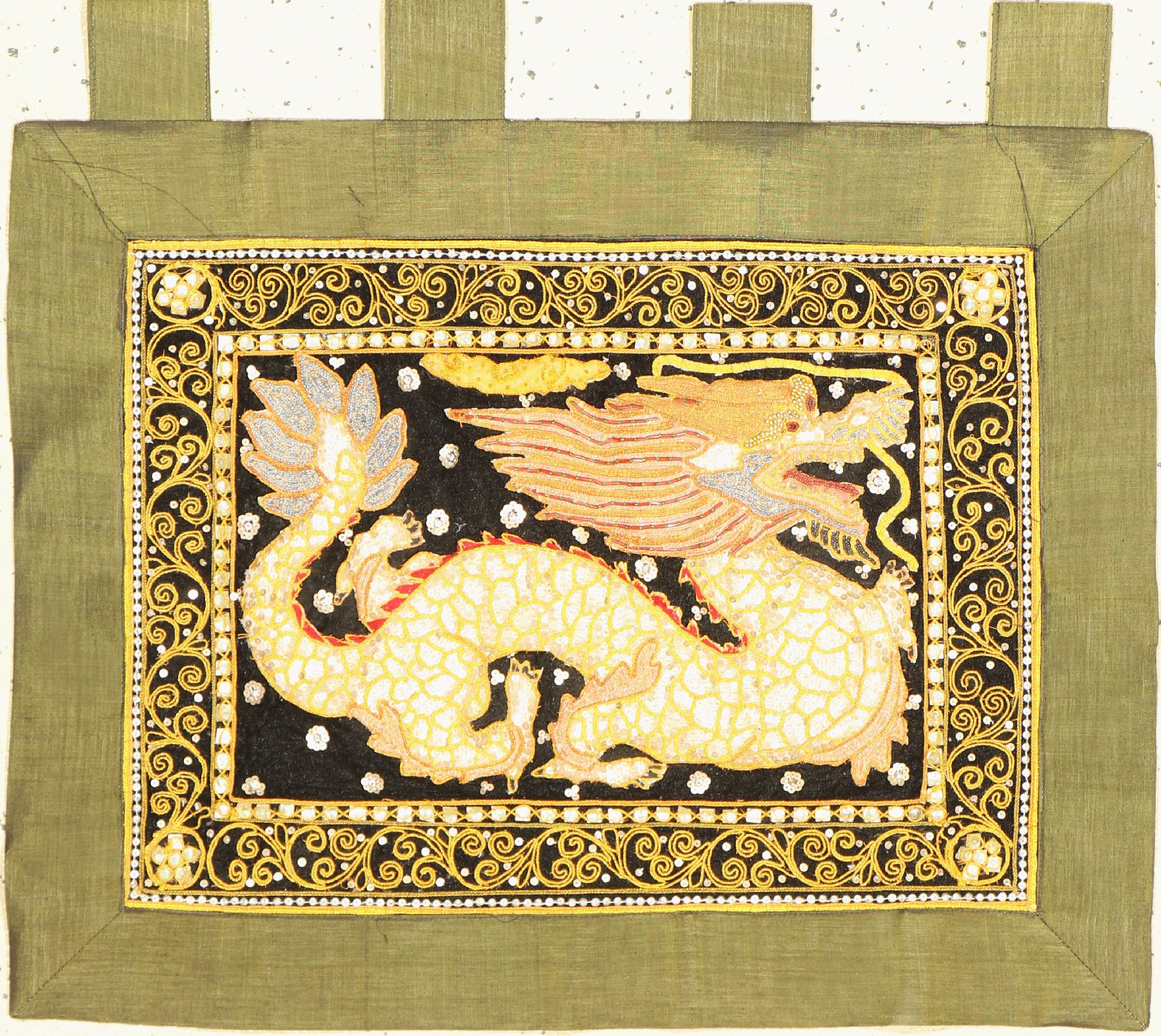 Stickerei(Drache), Burma, ca. 40 Jahre, Glas-perlen auf Samt, ca. 69 x 60 cm, EHZ: 2